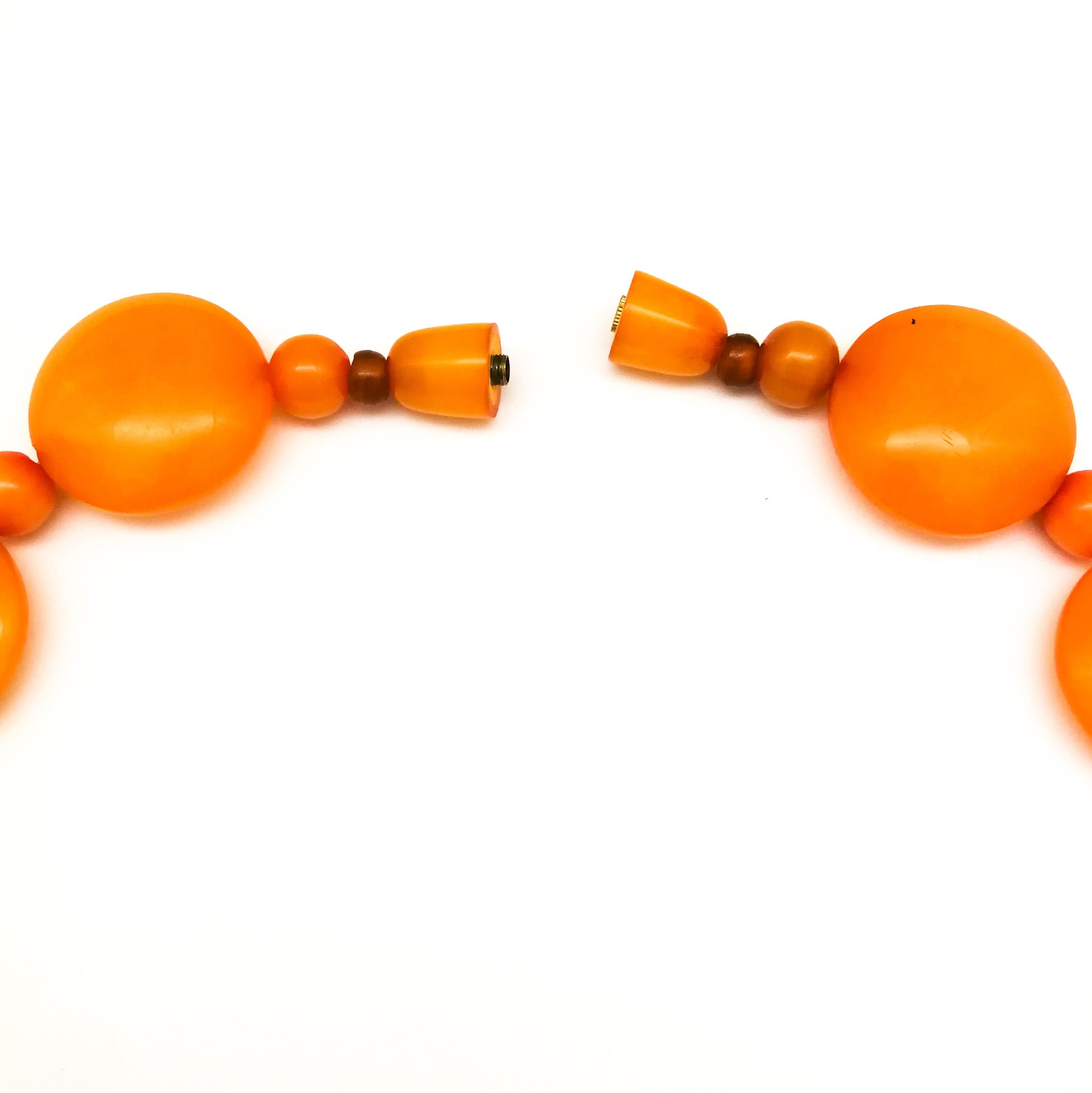 Eine wunderschöne orangefarbene Bakelit-Halskette, Armreif und Ring-Kombination, 1930er Jahre (Art déco) im Angebot