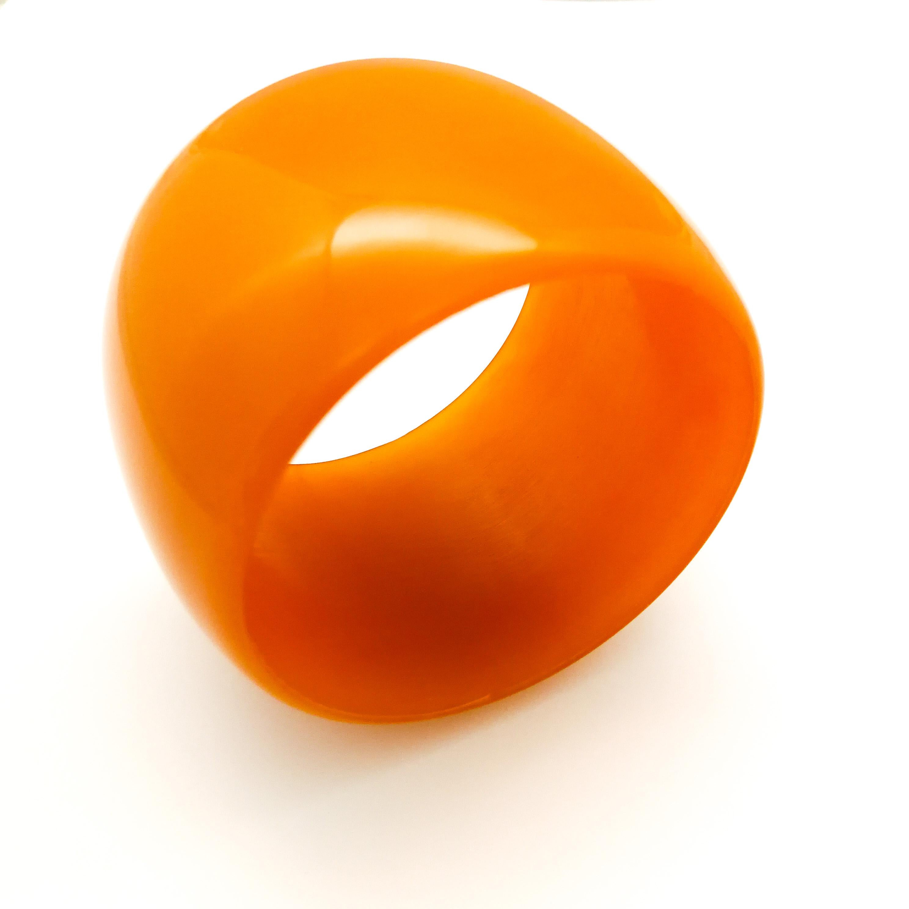 A wonderful orange Bakelite necklace, bangle and ring combination, 1930s For Sale 1