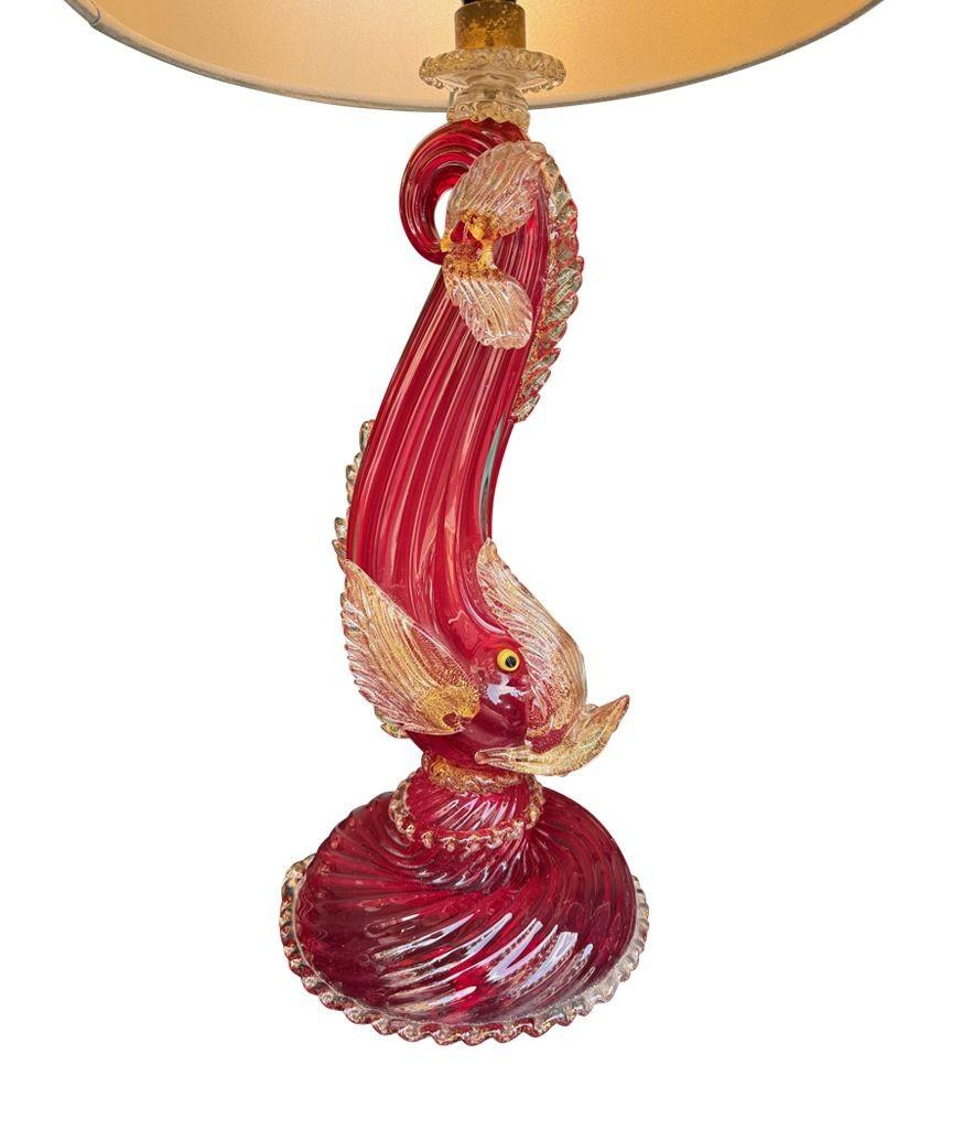 Splendida coppia di lampade a delfino di Murano rosse e dorate degli anni '40 di Barovier&Toso in vendita 8