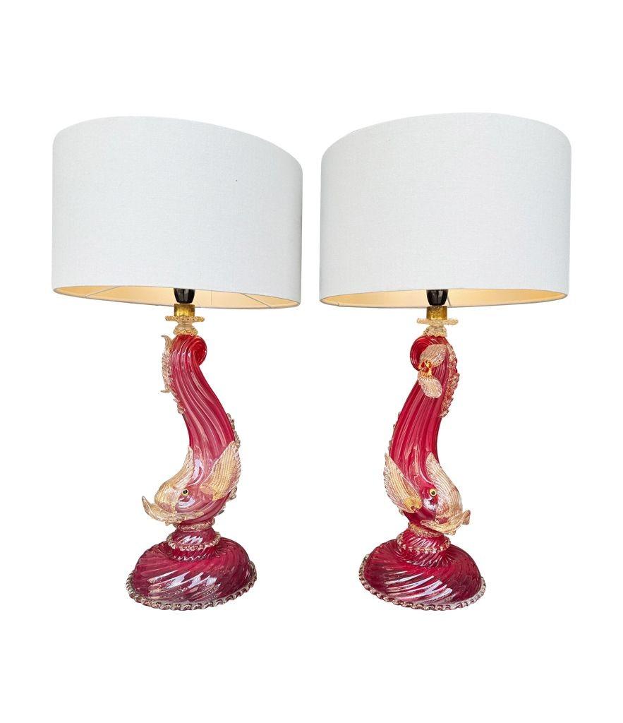 Splendida coppia di lampade a delfino di Murano rosse e dorate degli anni '40 di Barovier&Toso in vendita 12