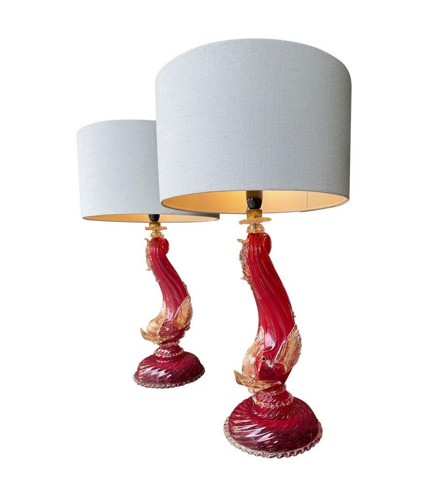 Splendida coppia di lampade in vetro di Murano avventurina degli anni '40 di Barovier&Toso, modellate come delfini classici, in vetro di Murano rosso rubino intenso e oro, con occhi gialli e neri. Ricablato con raccordi in ottone e cavo antico e