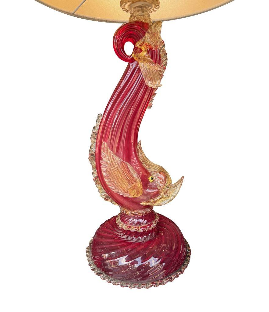 Splendida coppia di lampade a delfino di Murano rosse e dorate degli anni '40 di Barovier&Toso in vendita 14