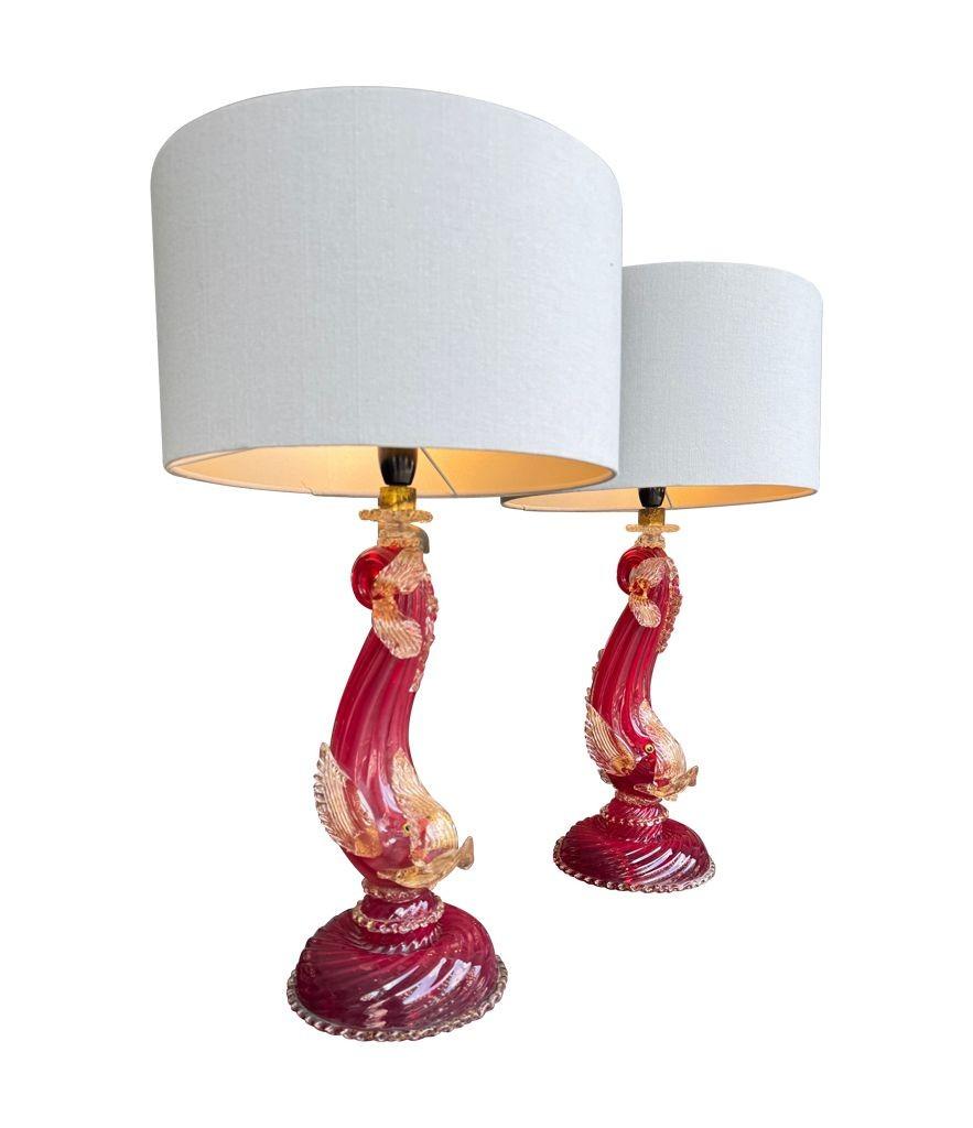 Italiano Splendida coppia di lampade a delfino di Murano rosse e dorate degli anni '40 di Barovier&Toso in vendita