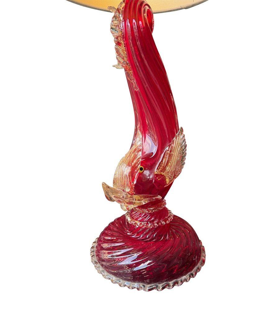 Splendida coppia di lampade a delfino di Murano rosse e dorate degli anni '40 di Barovier&Toso In condizioni buone in vendita a London, GB