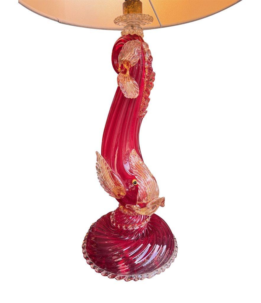 Metà XX secolo Splendida coppia di lampade a delfino di Murano rosse e dorate degli anni '40 di Barovier&Toso in vendita