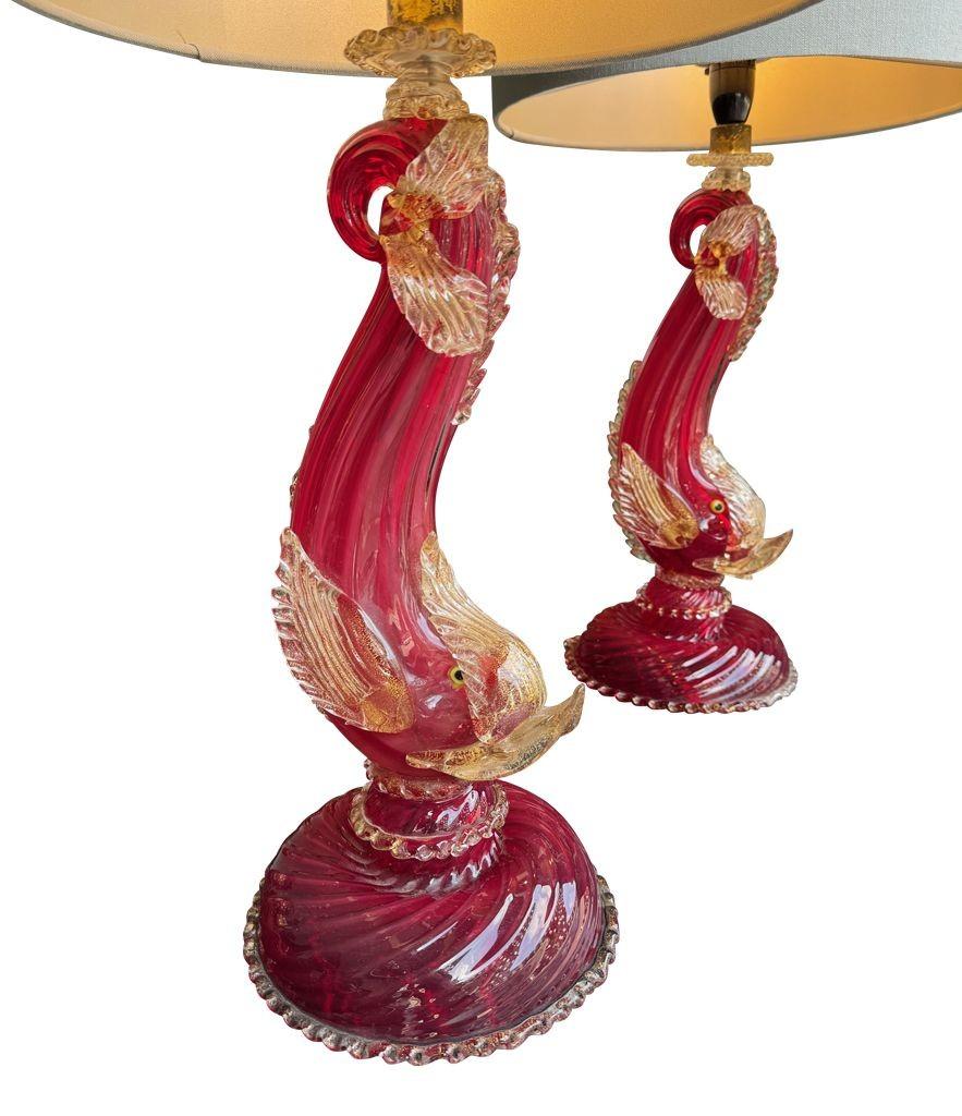 Ottone Splendida coppia di lampade a delfino di Murano rosse e dorate degli anni '40 di Barovier&Toso in vendita