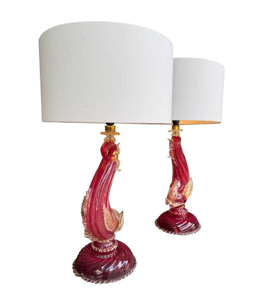 Splendida coppia di lampade a delfino di Murano rosse e dorate degli anni '40 di Barovier&Toso in vendita 1