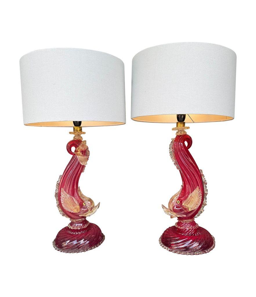 Splendida coppia di lampade a delfino di Murano rosse e dorate degli anni '40 di Barovier&Toso in vendita 2