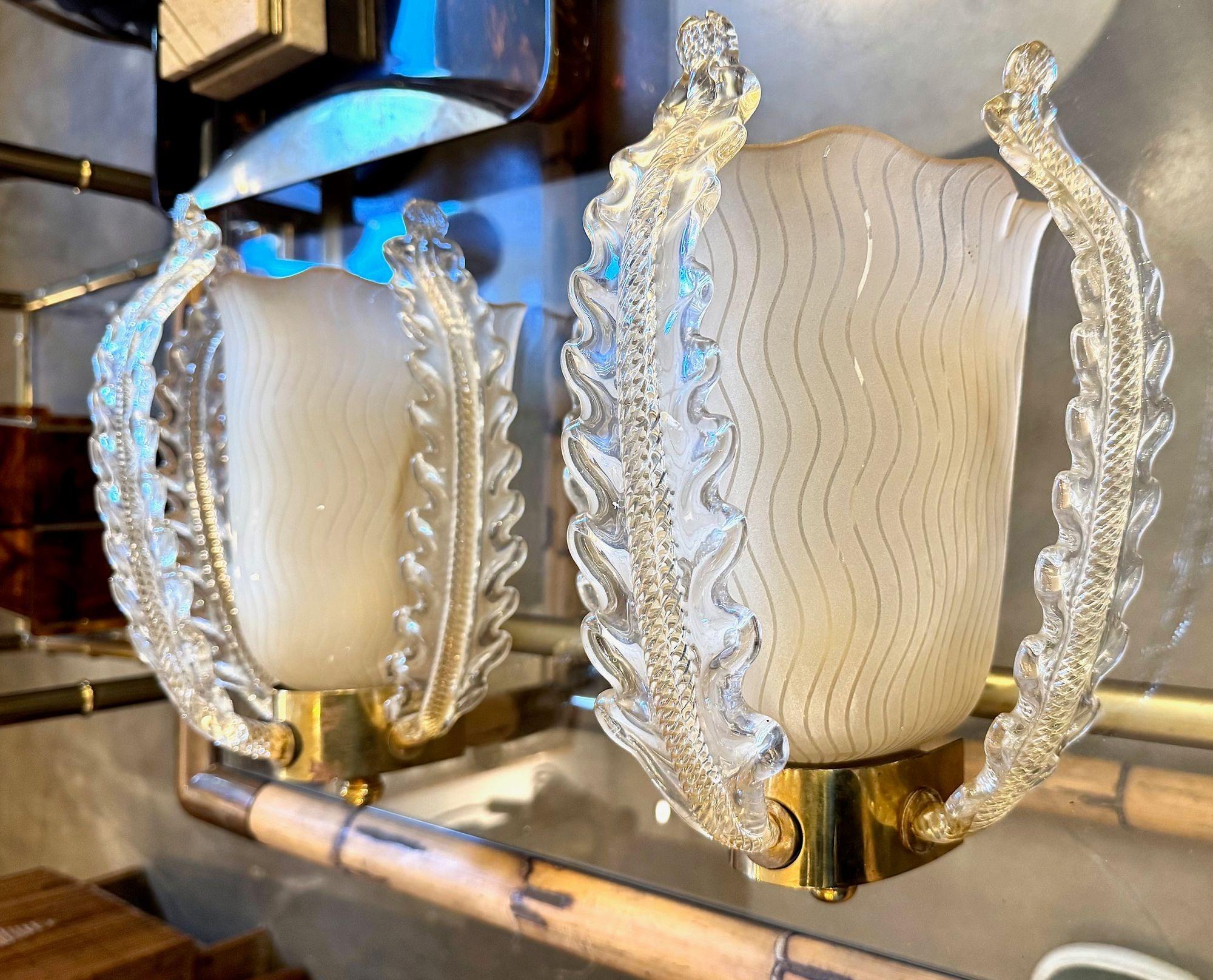 Ein wunderschönes Paar Murano-Glasleuchten von Barovier und Toso aus den 1950er Jahren, mit drei wunderschönen Murano-Glasblättern mit Avventurina-Blattgoldstielen und geschwungenem Glasschirm, mit detailliertem Wellenmuster. Montiert auf einer