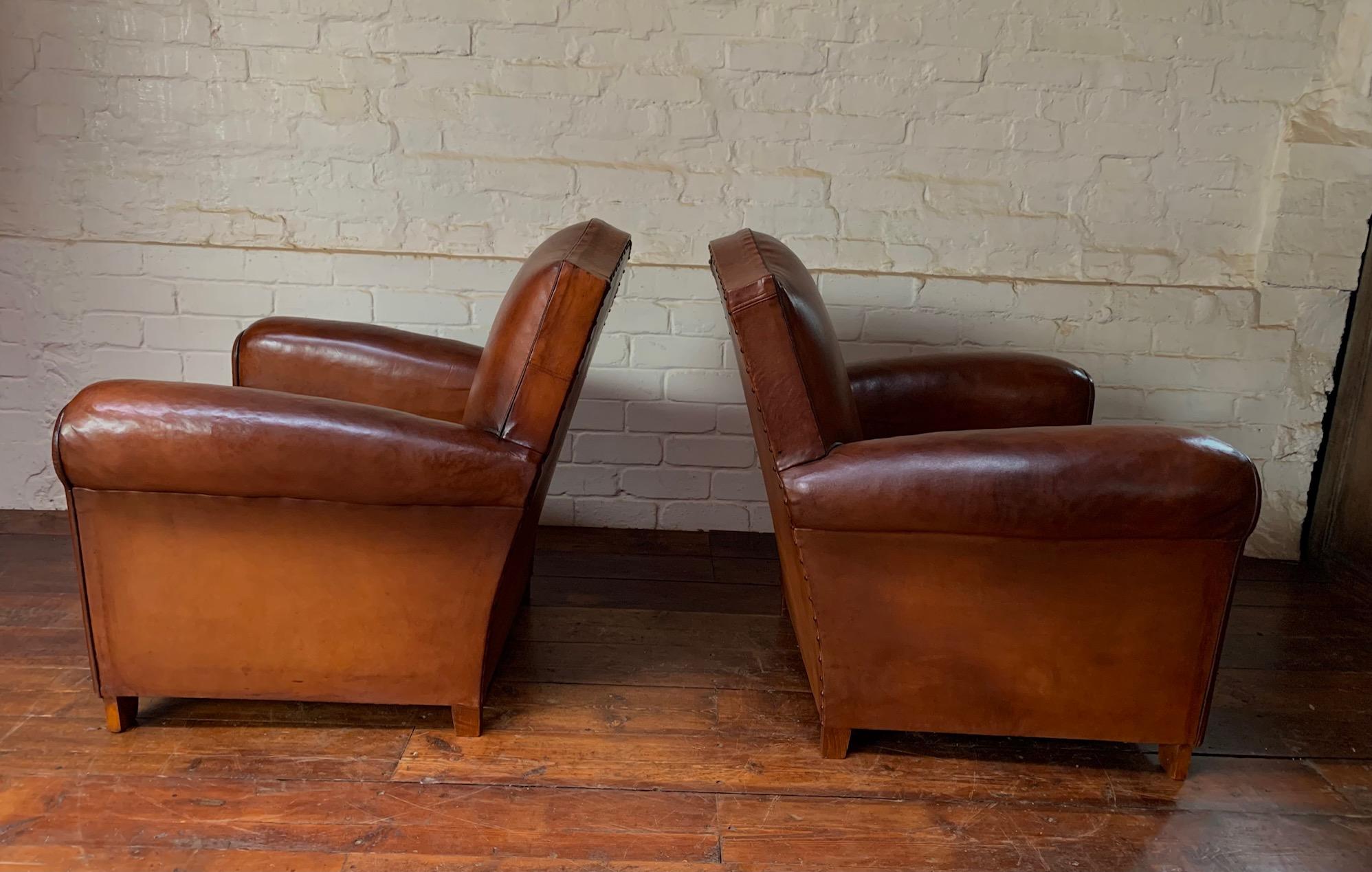 Art déco Merveilleuse paire de fauteuils club français en cuir Chapeau du Gendarme Modèles, C1950 en vente
