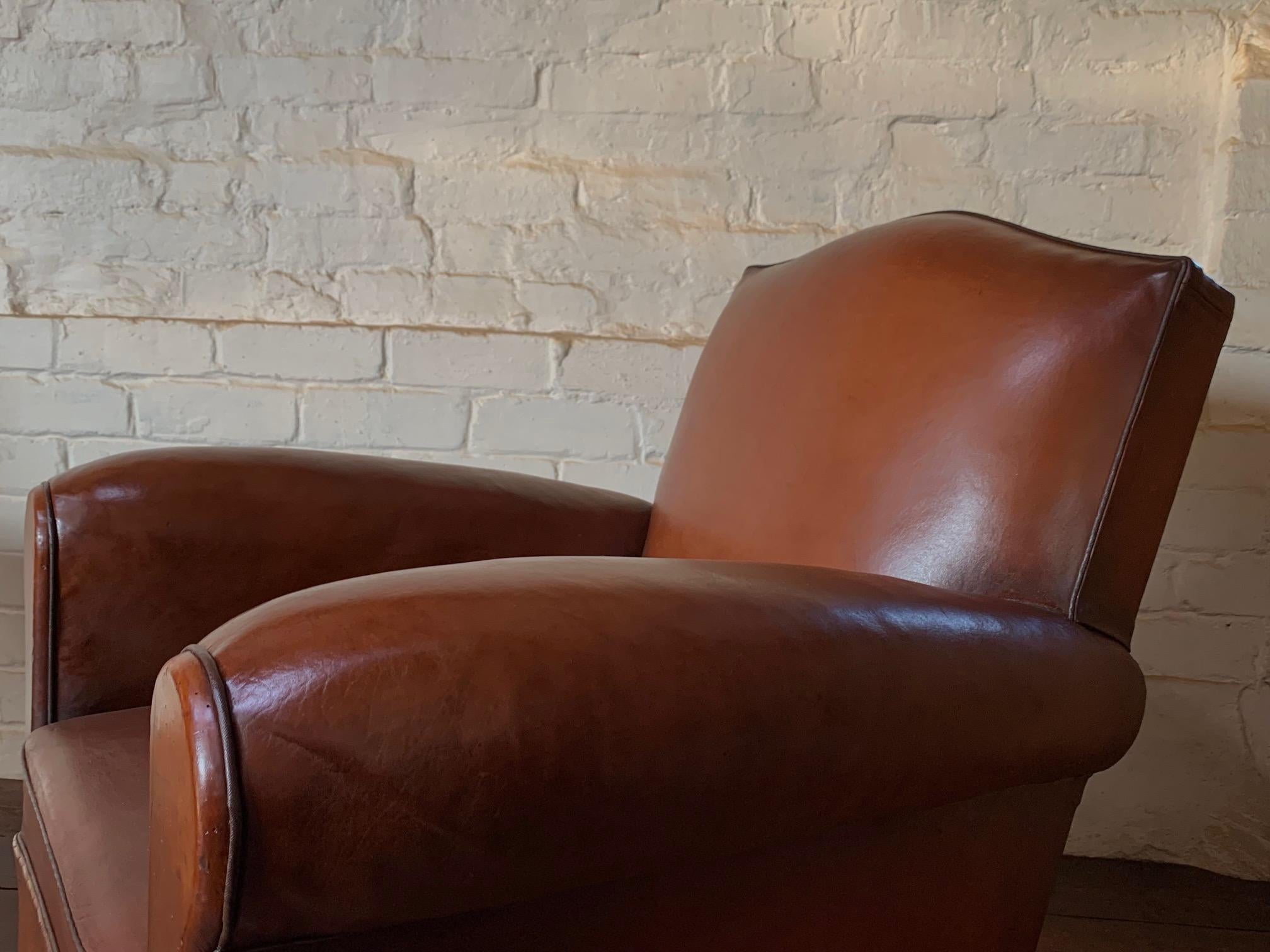 Milieu du XXe siècle Merveilleuse paire de fauteuils club français en cuir Chapeau du Gendarme Modèles, C1950 en vente