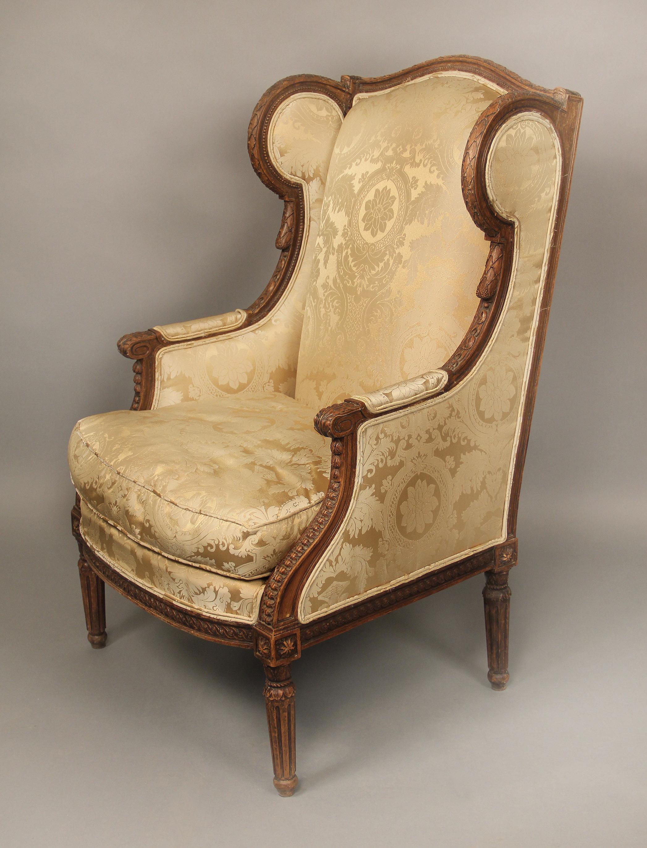 Belle Époque Merveilleuse paire de bergères en bois sculpté de style Louis XVI de la fin du 19ème siècle en vente