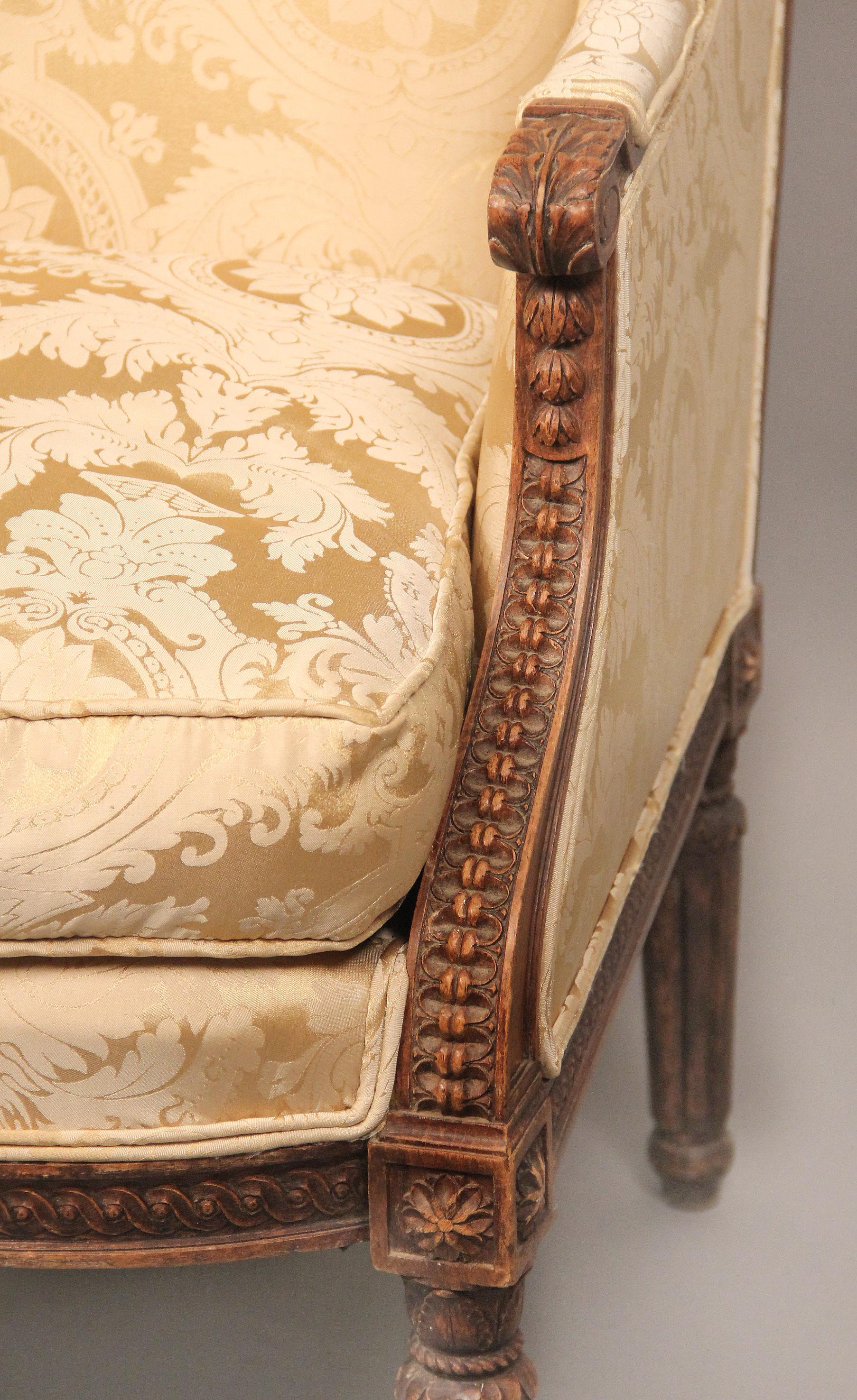 Français Merveilleuse paire de bergères en bois sculpté de style Louis XVI de la fin du 19ème siècle en vente