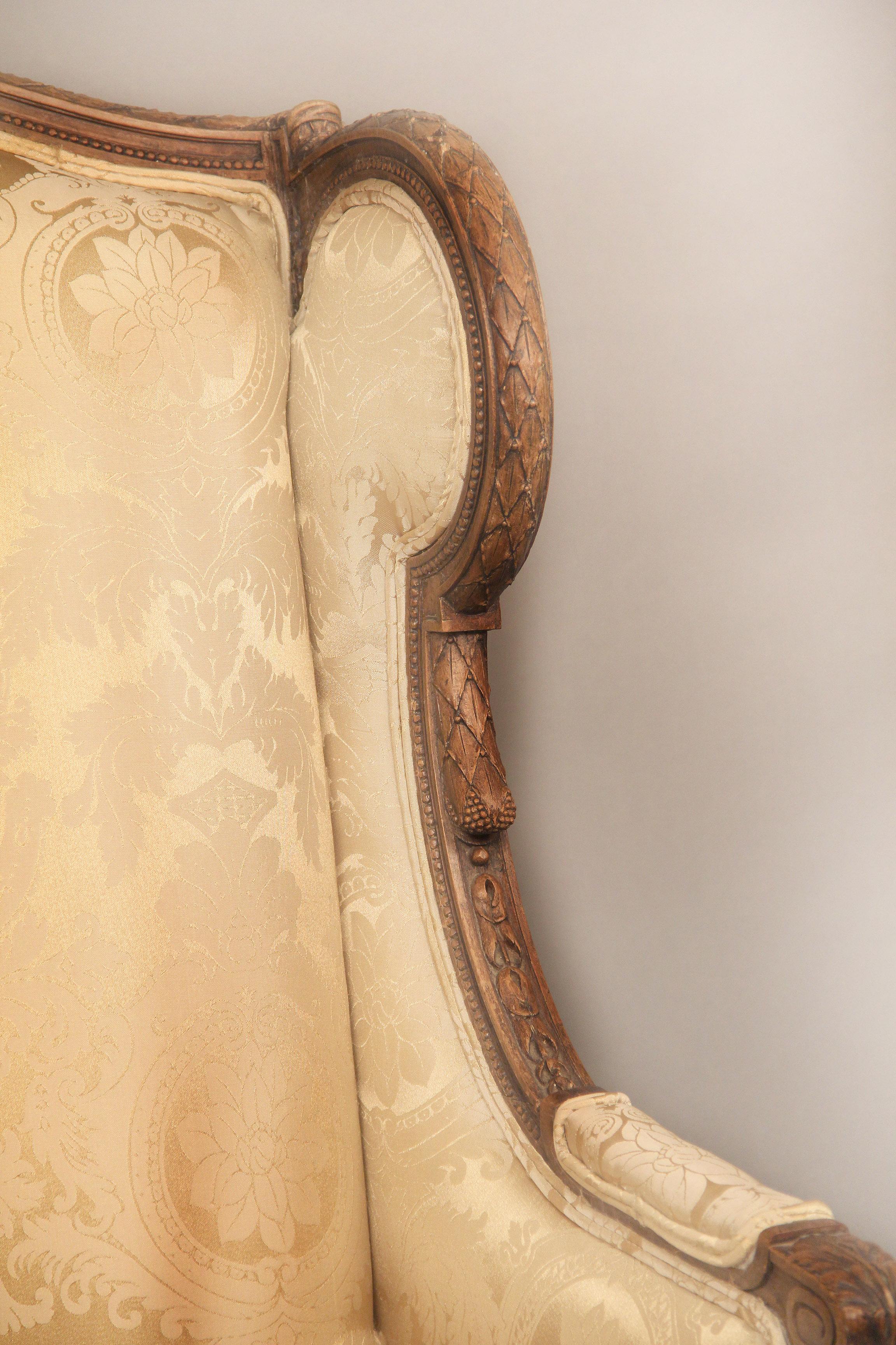 Sculpté à la main Merveilleuse paire de bergères en bois sculpté de style Louis XVI de la fin du 19ème siècle en vente