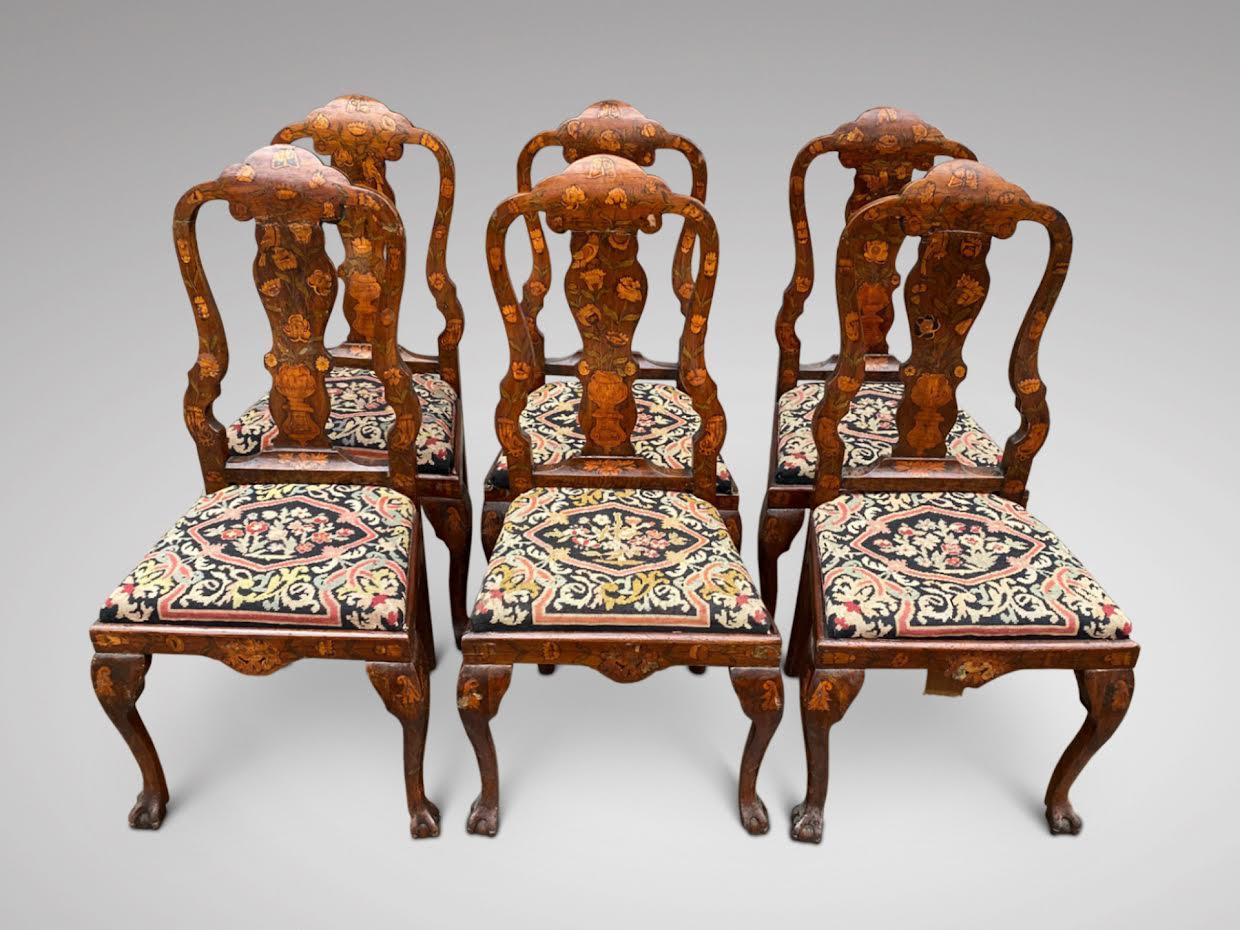 Eine wunderbare und seltene antike Set 18. Jahrhundert von 6 hohen zurück niederländischen Nussbaum und floralen Intarsien Esszimmerstühle. Die Esszimmerstühle sind aus Nussbaumholz gefertigt und mit floralen Intarsien verziert. Sie sind typisch für