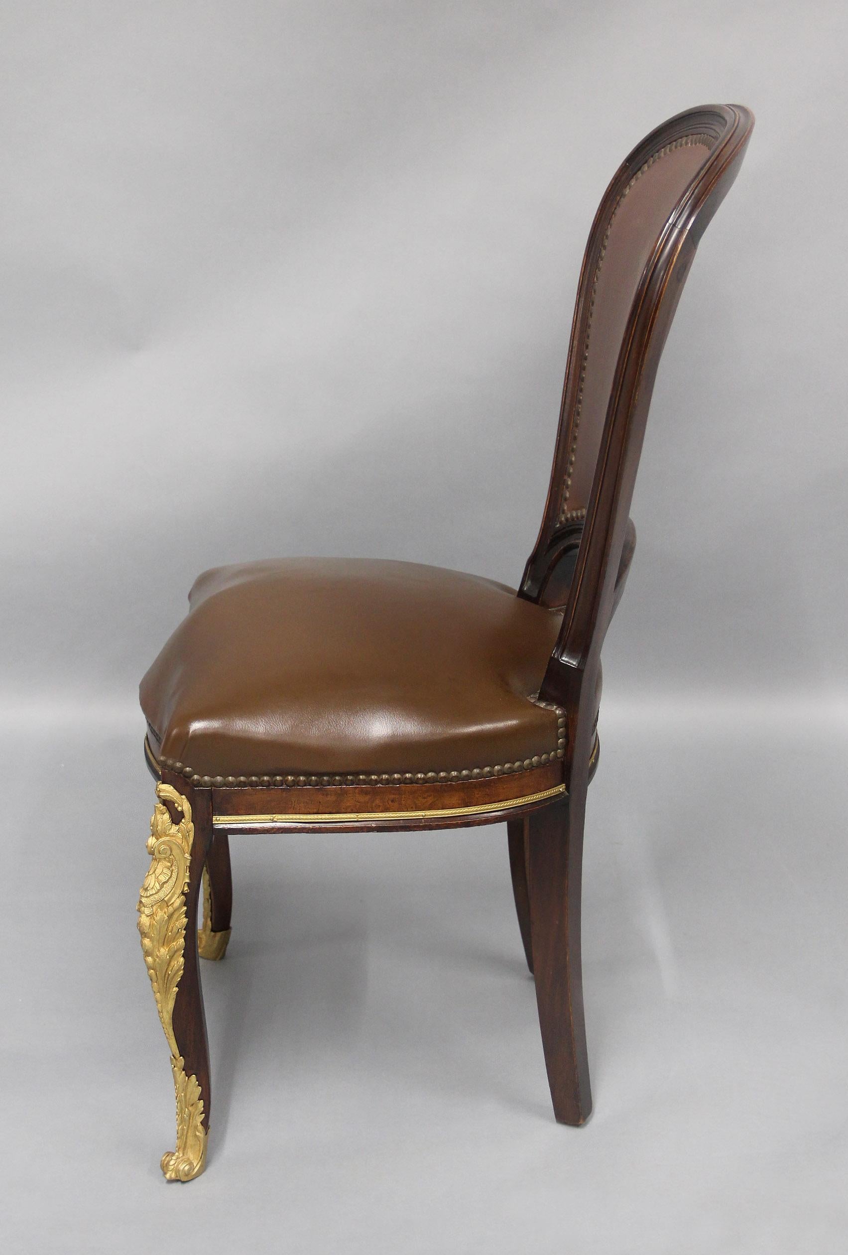 Merveilleux ensemble de huit chaises de salle à manger en bronze doré de la fin du XIXe siècle en vente 3