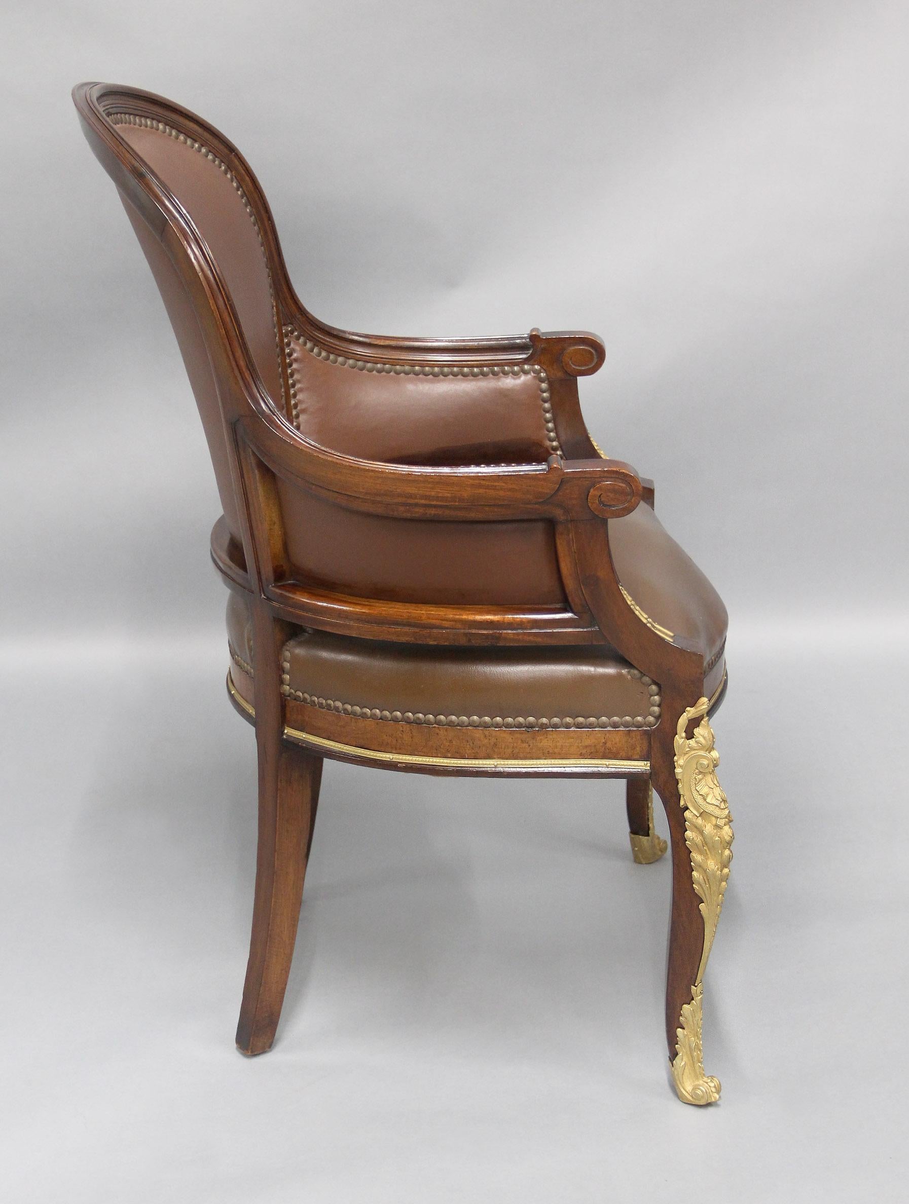 Doré Merveilleux ensemble de huit chaises de salle à manger en bronze doré de la fin du XIXe siècle en vente