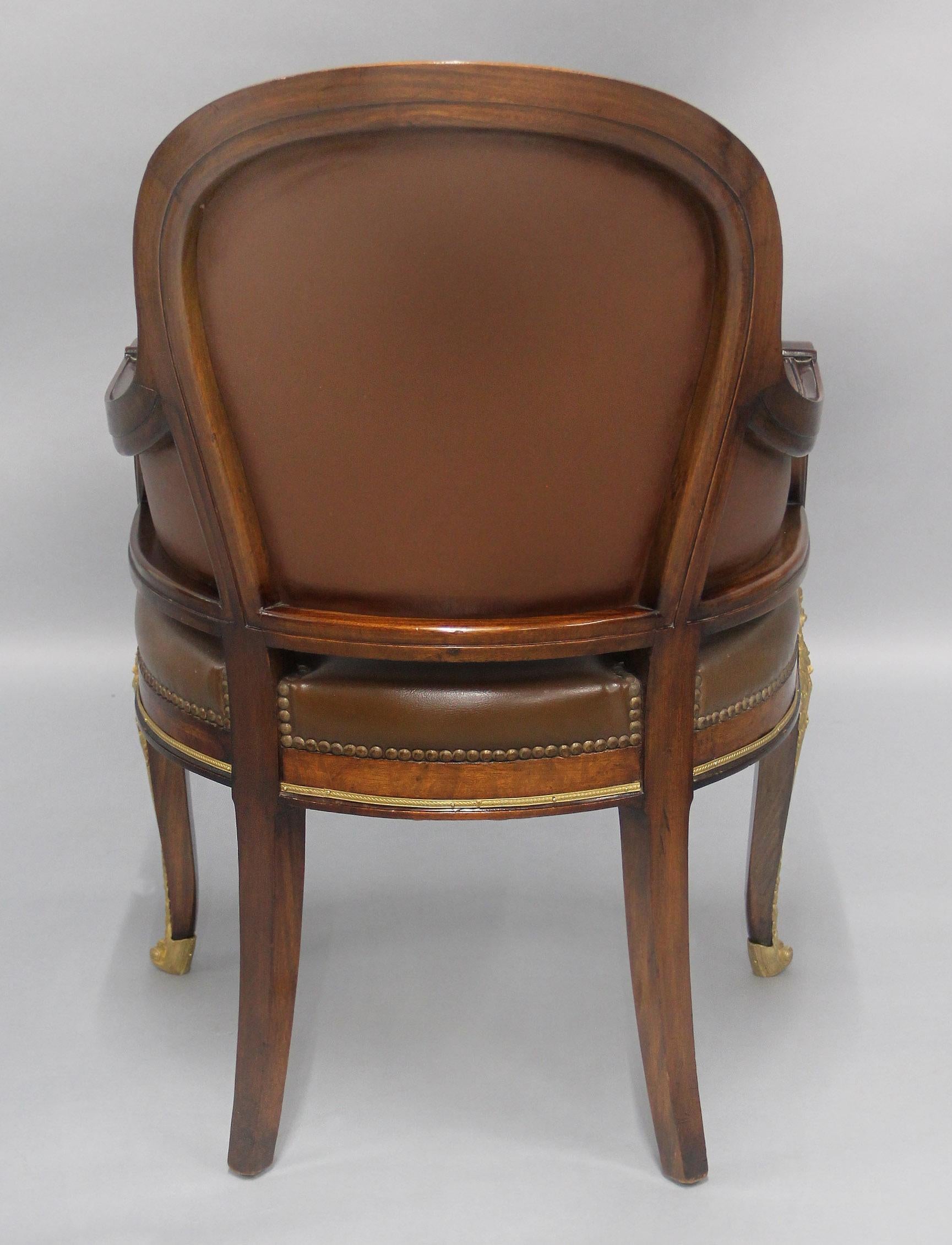 Merveilleux ensemble de huit chaises de salle à manger en bronze doré de la fin du XIXe siècle Bon état - En vente à Long Island City, NY