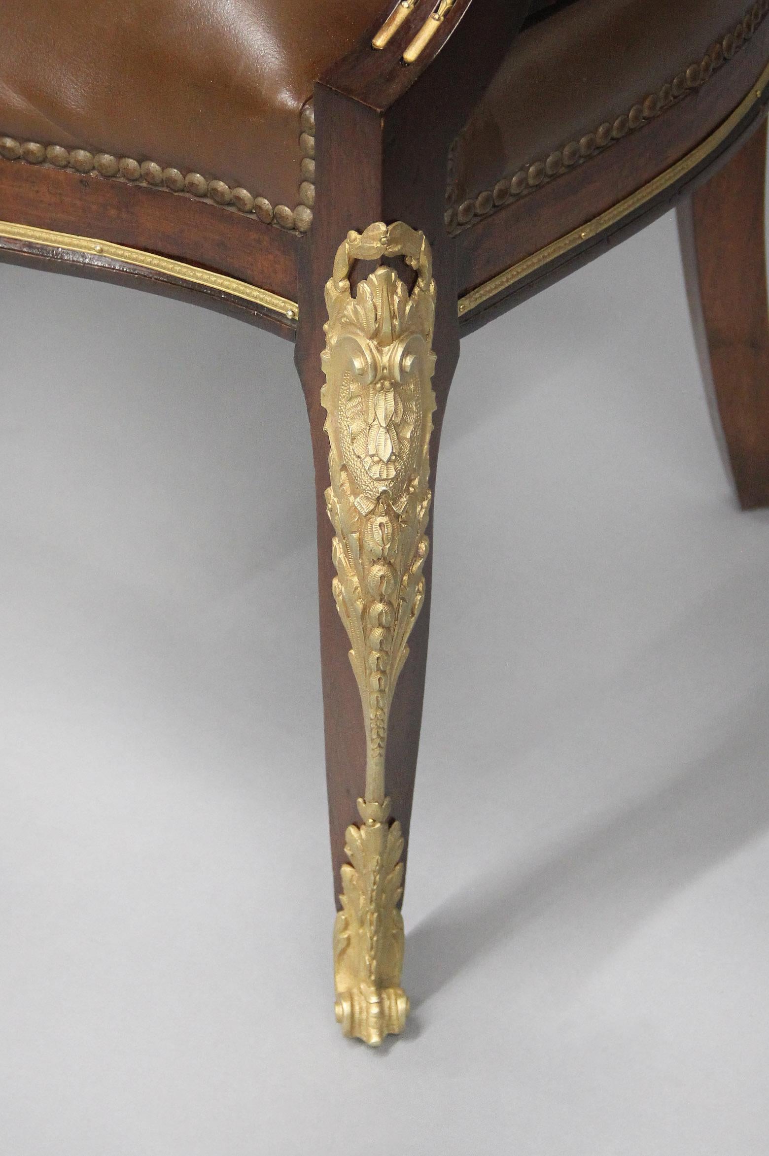 Bronze Merveilleux ensemble de huit chaises de salle à manger en bronze doré de la fin du XIXe siècle en vente