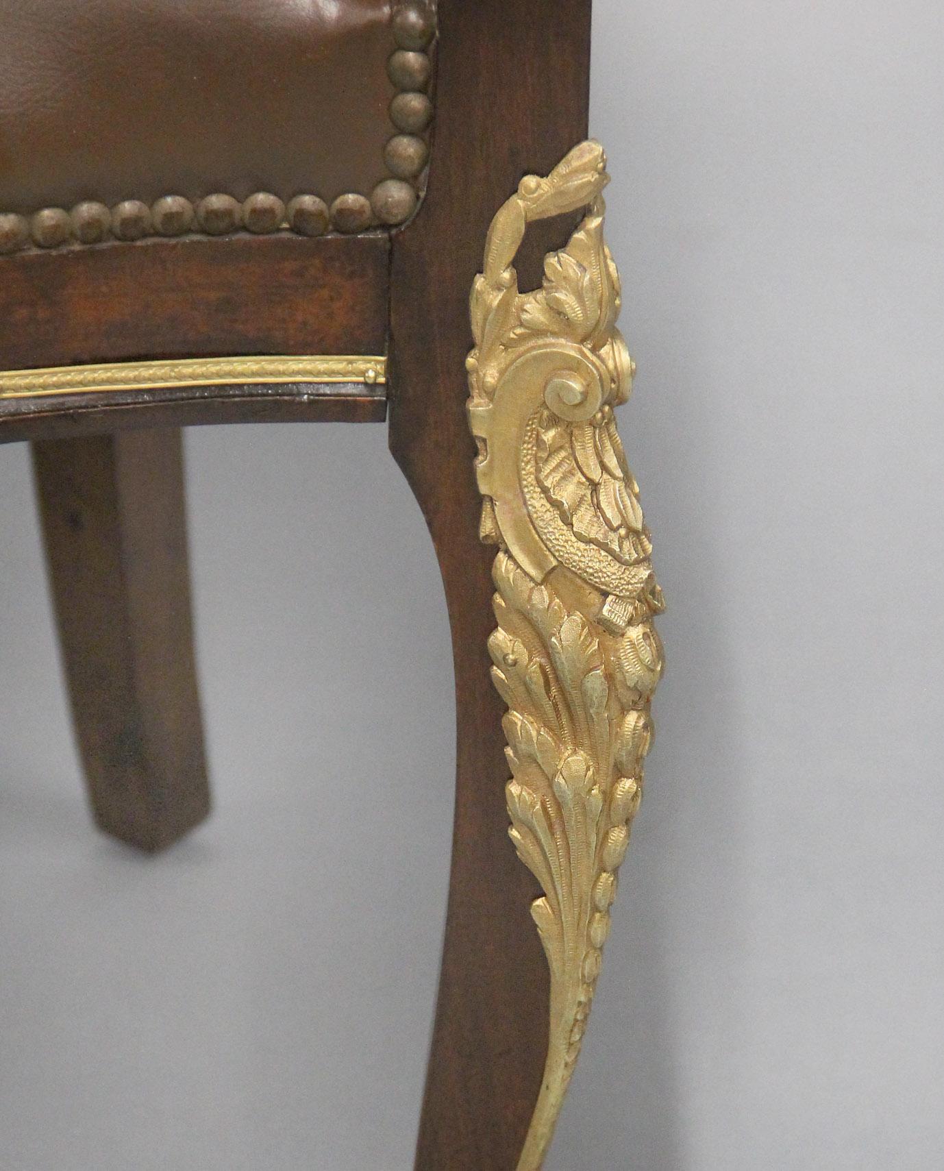Merveilleux ensemble de huit chaises de salle à manger en bronze doré de la fin du XIXe siècle en vente 1