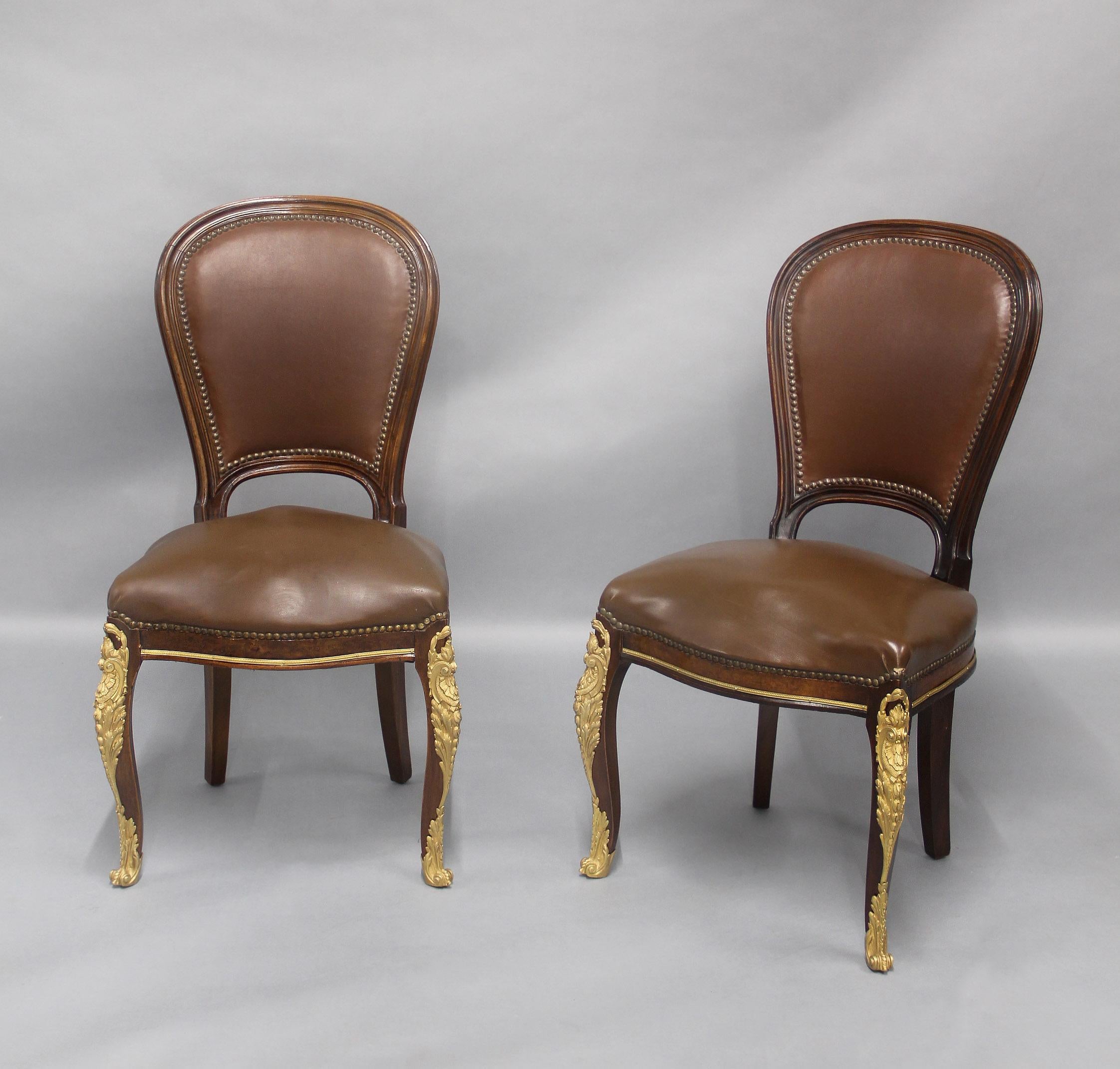 Merveilleux ensemble de huit chaises de salle à manger en bronze doré de la fin du XIXe siècle en vente 2