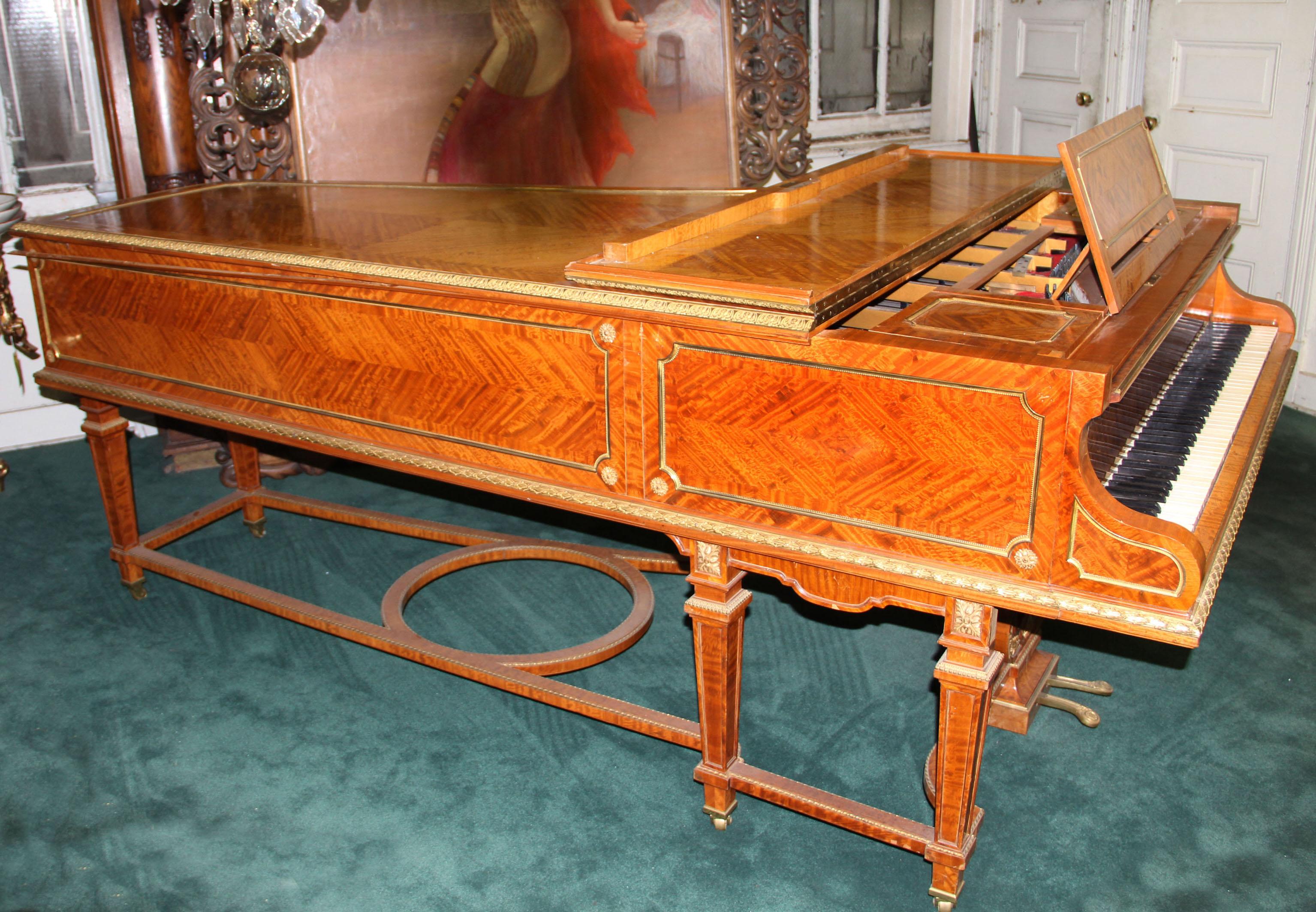Ein wunderschönes, vergoldetes Bronzeklavier aus der Jahrhundertwende im Louis XVI-Stil mit sechs Beinen, der Grand Erard

Schönes Satinholzfurnier, Bronzebeschläge, auf sechs Beinen stehend, die von einer Bahre zentriert werden.

Das Uhrwerk