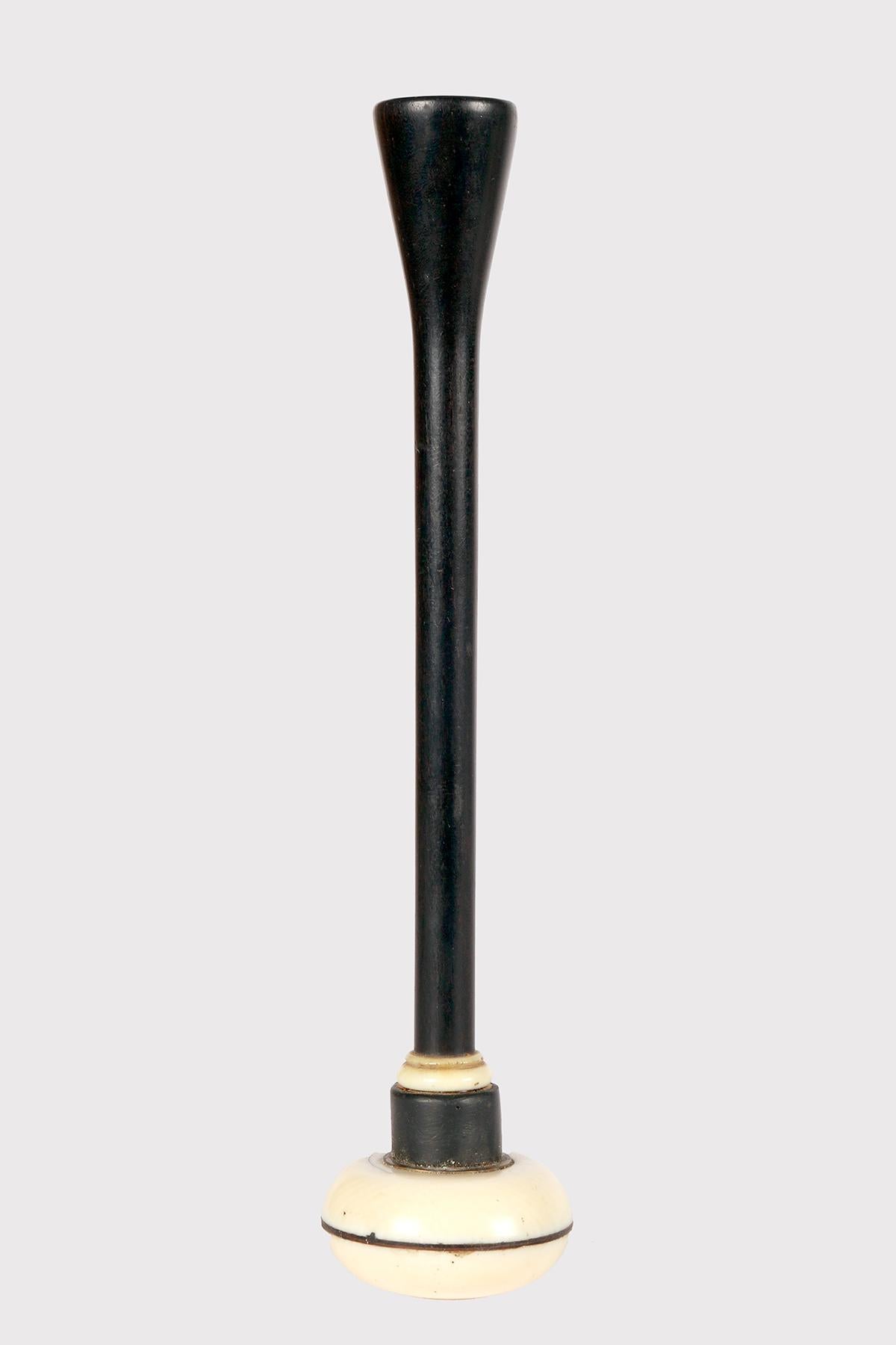 Instrument médical de la première moitié du 19e siècle. Un stéthoscope Piorry, indivisible, en bois d'ébène et ivoire. Pierre Adolphe Piorry s'est inspiré de l'invention de René Laennec, inventeur du stéthoscope en 1816. France vers 1850.
(LIVRAISON