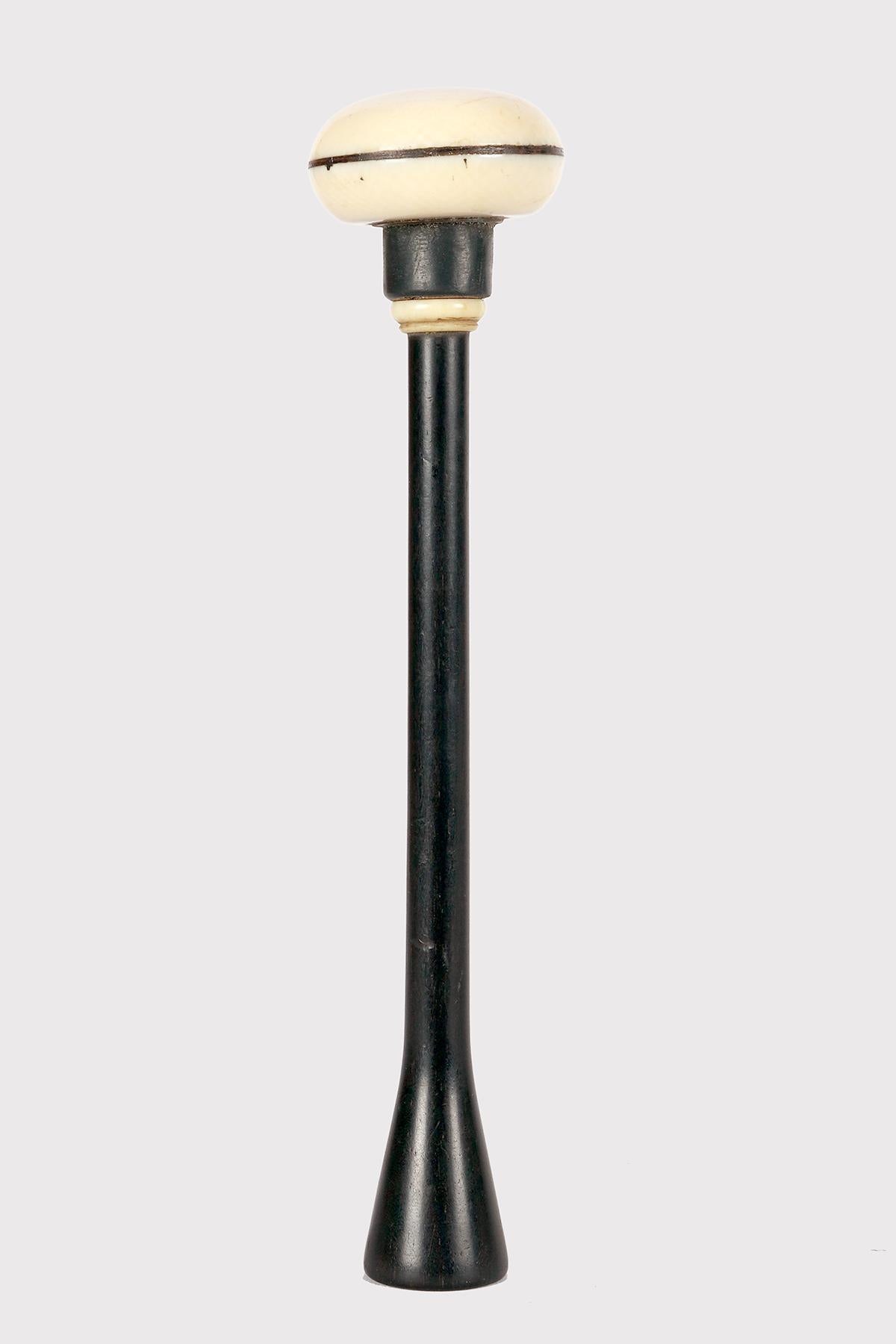 Français Un stethoscope en bois et ivoire, France, 1850. en vente