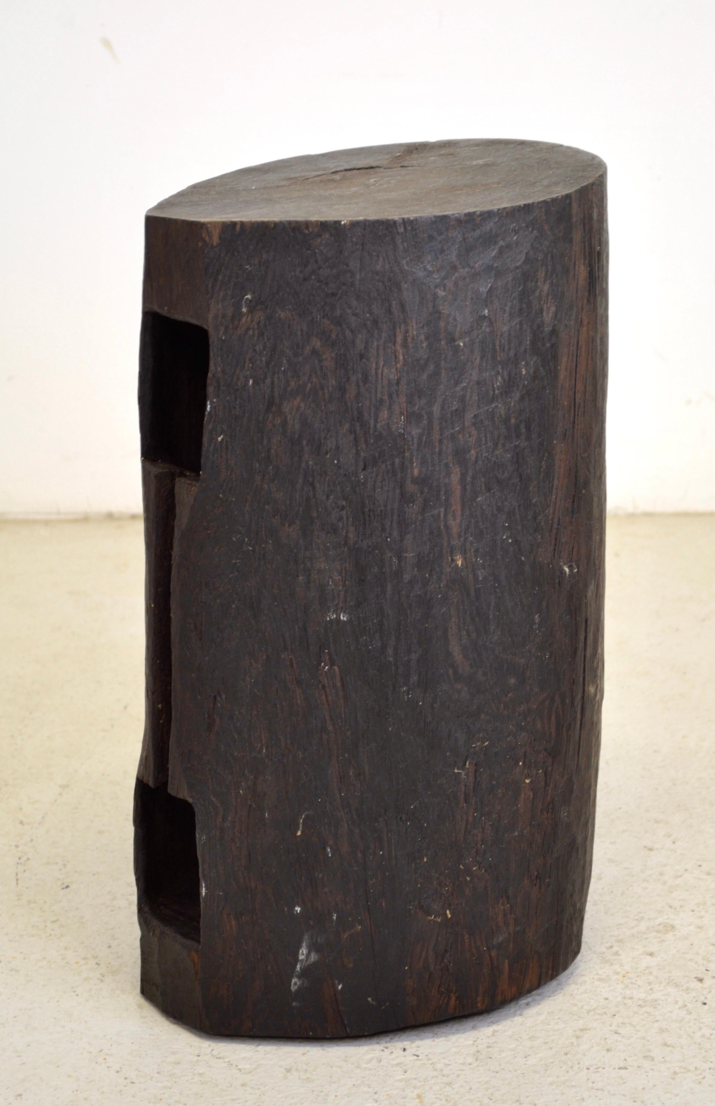 A wooden brutalist stool - France - 1950 In Good Condition For Sale In SOTTEVILLE-LÈS-ROUEN, FR