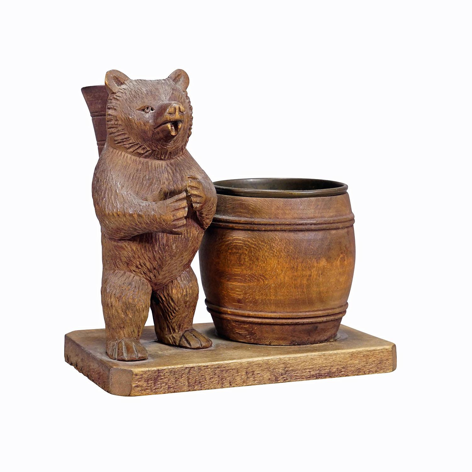 Ensemble de bureau en bois sculpté d'un ours de la forêt noire ca. 1920s
Article e7286
Un set de bureau en forme d'ours de la Forêt Noire joliment sculpté pour les petits ustensiles. Exécuté à Brienz, en Suisse, vers 1920. Très bon état.

La