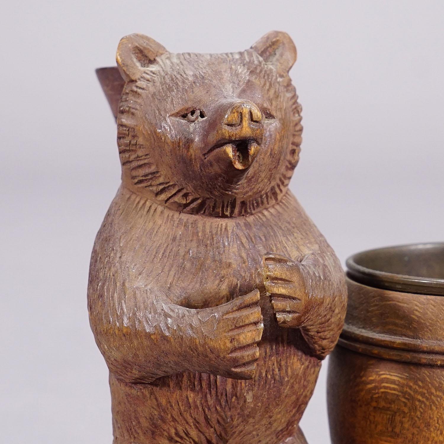 Sculpté à la main Ensemble de bureau en bois sculpté d'un ours de la forêt noire ca. 1920s en vente