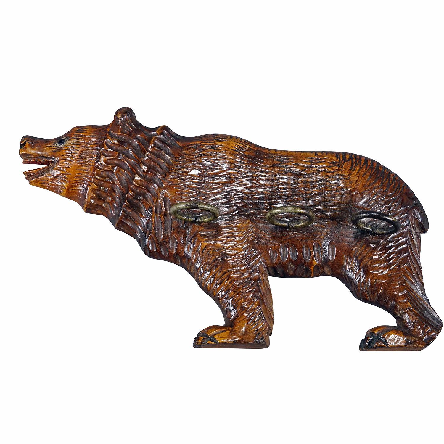 Pastillero Antiguo de Latón con Oso Encadenado
Artículo e7255
Una pequeña y hermosa estatua de latón de un oso encadenado al tocón de un árbol. La cabeza del oso se puede abrir. La figura puede utilizarse como caja para objetos pequeños, como