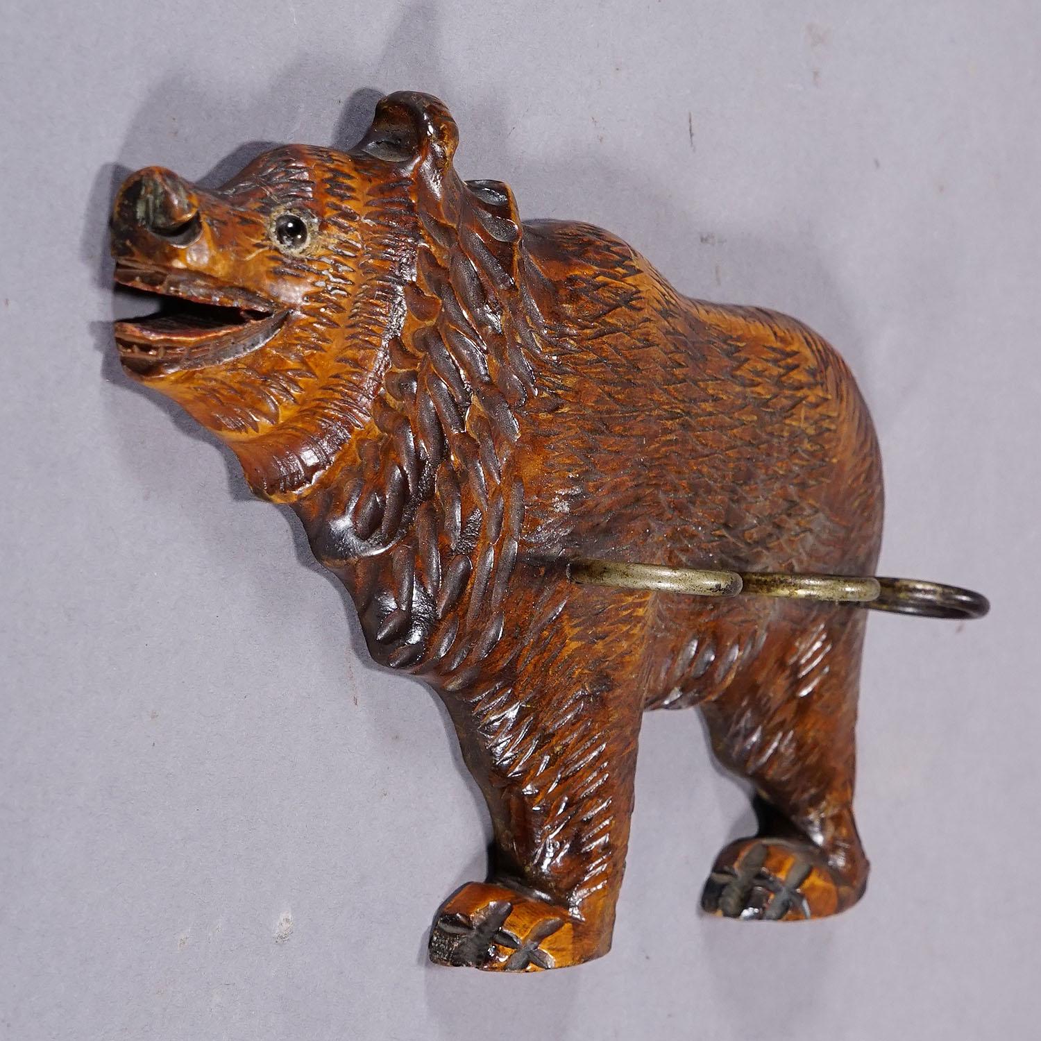 Un llavero de madera tallada de un oso Black Forest siglo XX en venta
