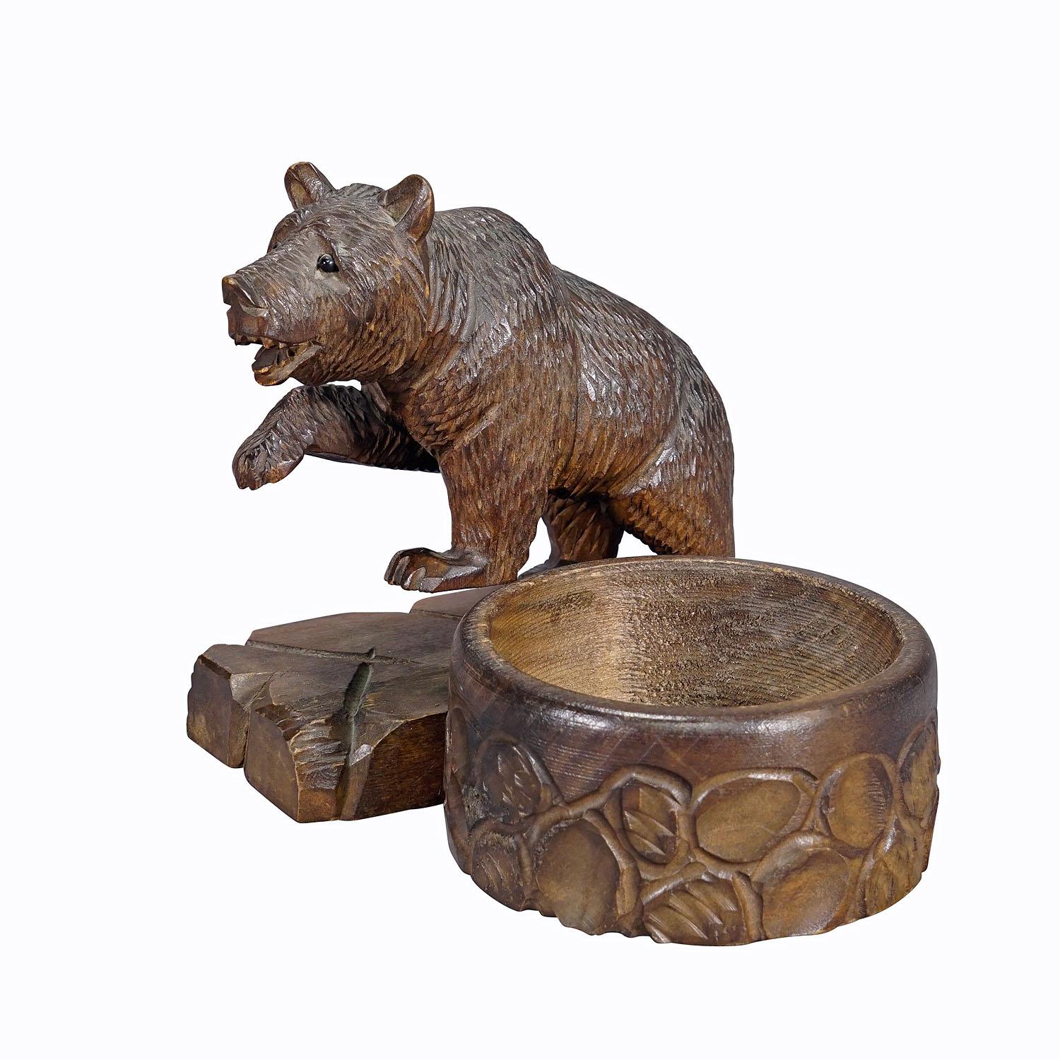 Oso de Black Forest tallado en madera con cuenco ca. 1920
Artículo e7283
Un bonito juego de escritorio tallado de un oso Black Forest con cuenco para pequeños utensilios. Ejecutado en Brienz Switzerland hacia 1920. Muy buen estado.

La tradición de