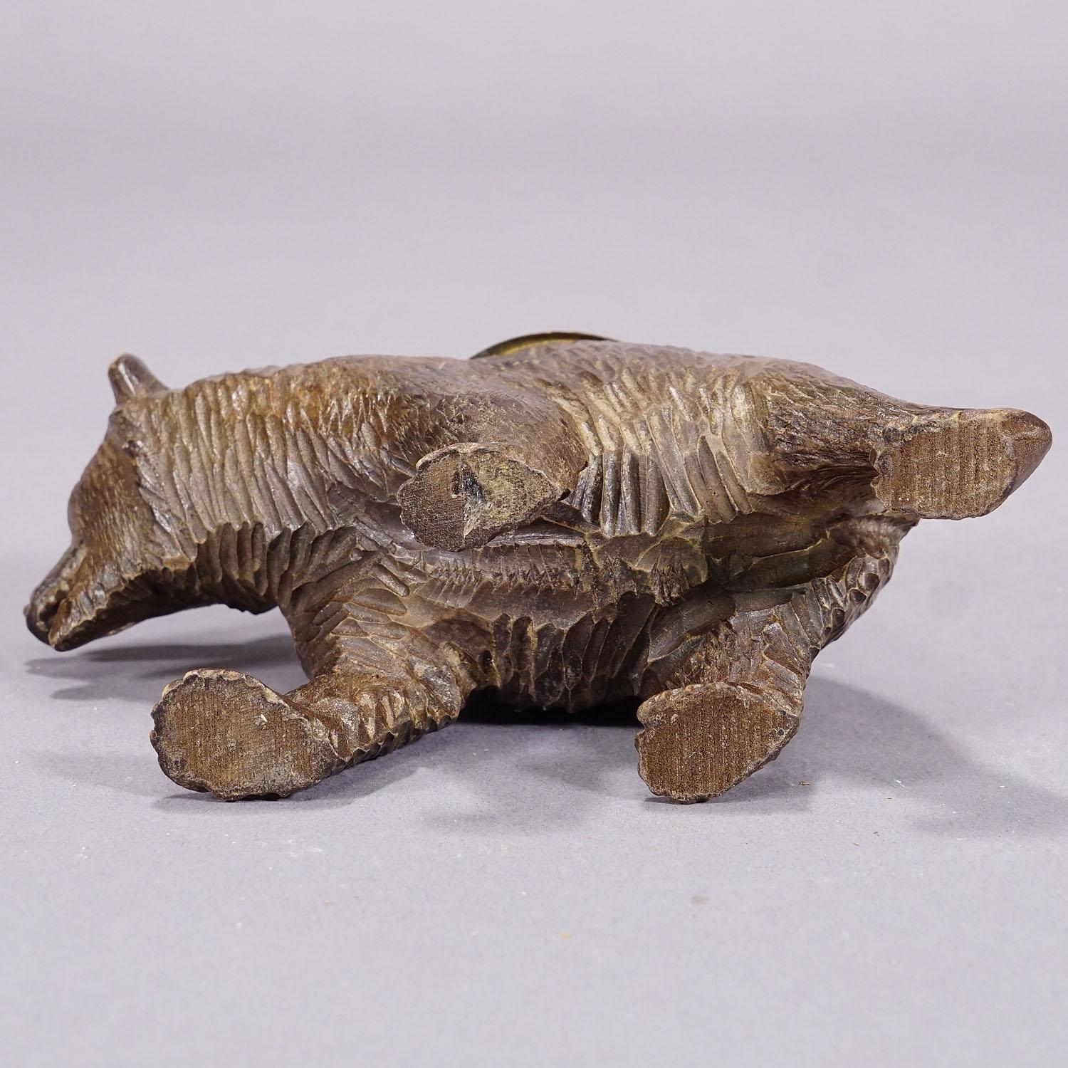 A Wooden Carved Black Forest Bear with Brass Bowl ca. 1920s In Good Condition In Berghuelen, DE