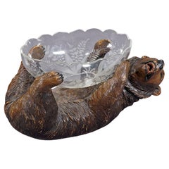 Un orso Black Forest intagliato in legno con ciotola in vetro del 1900 ca.