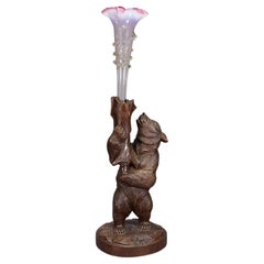 Oso de Black Forest tallado en madera con jarrón de cristal ca. 1900s