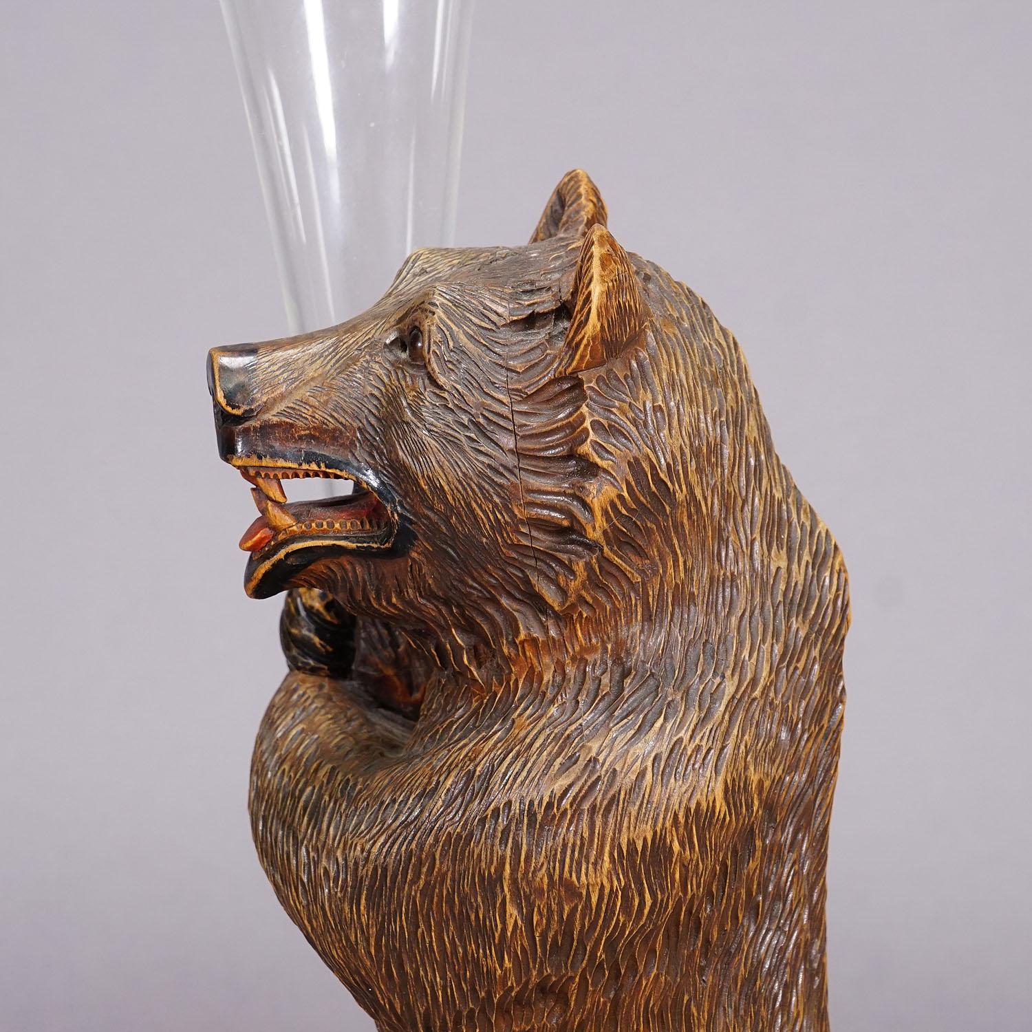 A Wooden Carved Black Forest Bear with Glass Vase ca. 1920 In Good Condition For Sale In Berghuelen, DE