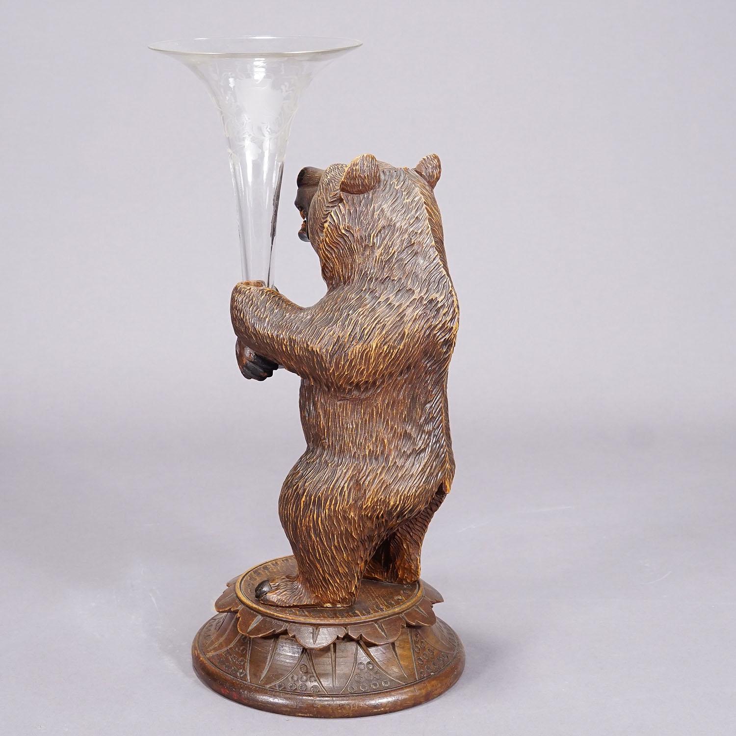 A Wooden Carved Black Forest Bear with Glass Vase In Good Condition For Sale In Berghuelen, DE