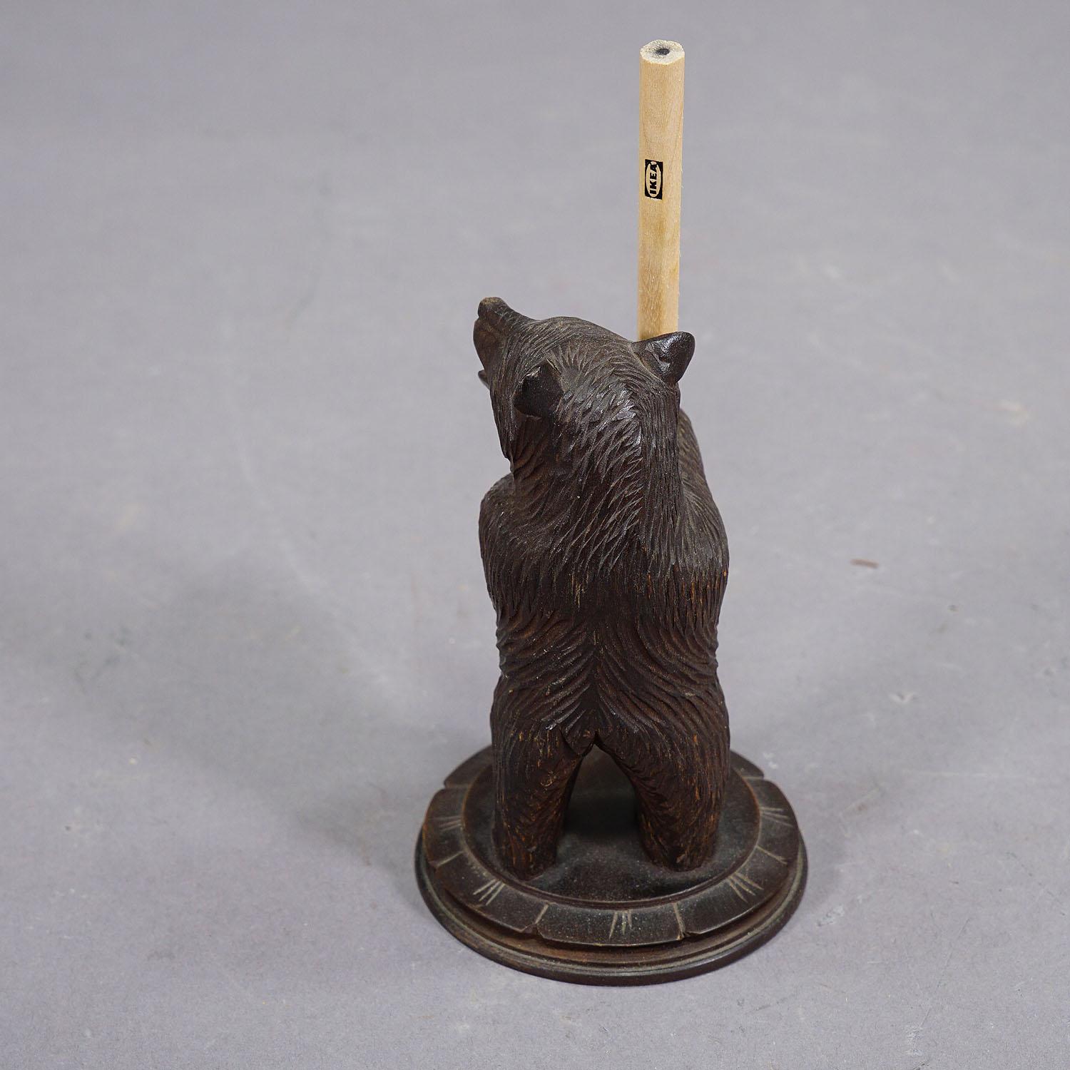 A Wooden Carved Black Forest Pen Holder with Bear ca. 1930 In Good Condition For Sale In Berghuelen, DE