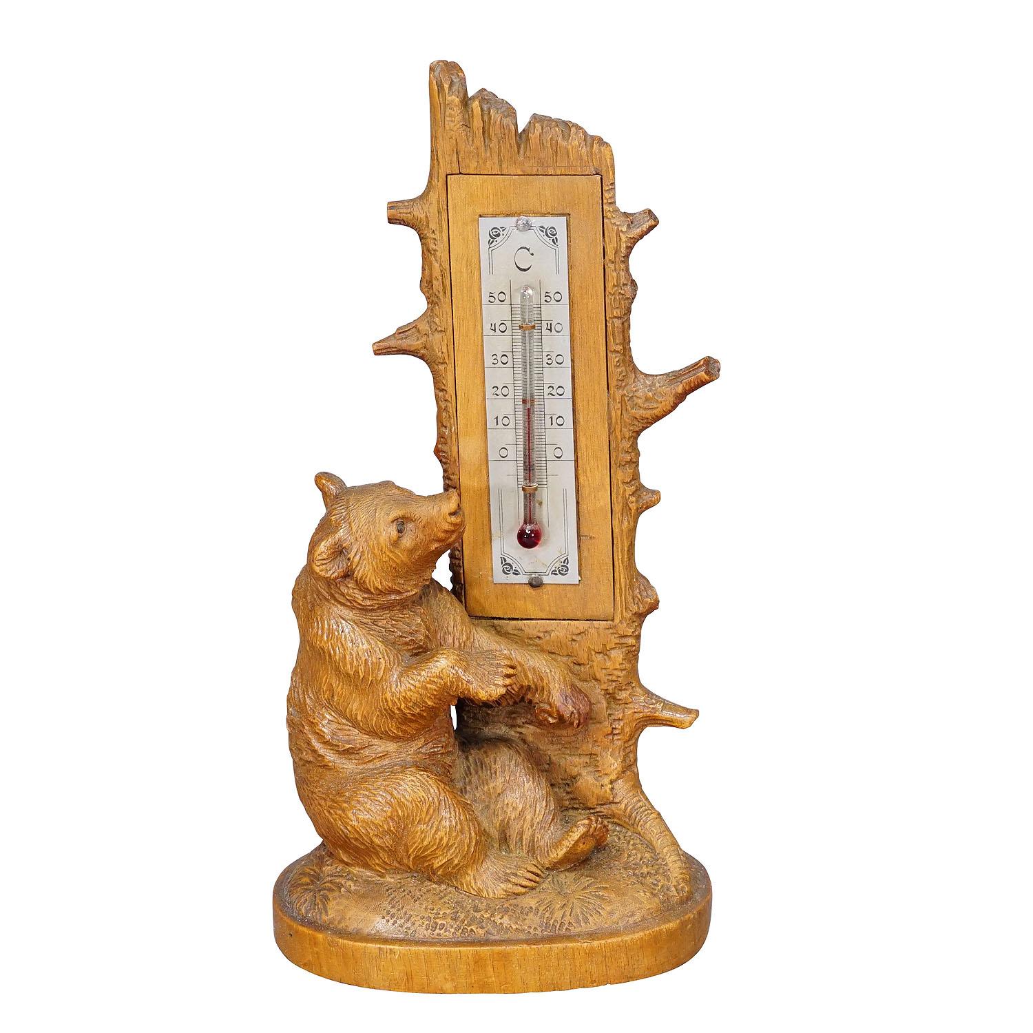 Termómetro de madera tallada Black Forest con oso
Artículo e7302
Un juego de escritorio de la Black Forest finamente tallado con un oso sentado junto a un termómetro. Un gran ejemplo del arte de trabajar la madera en la región de Brienz, en los