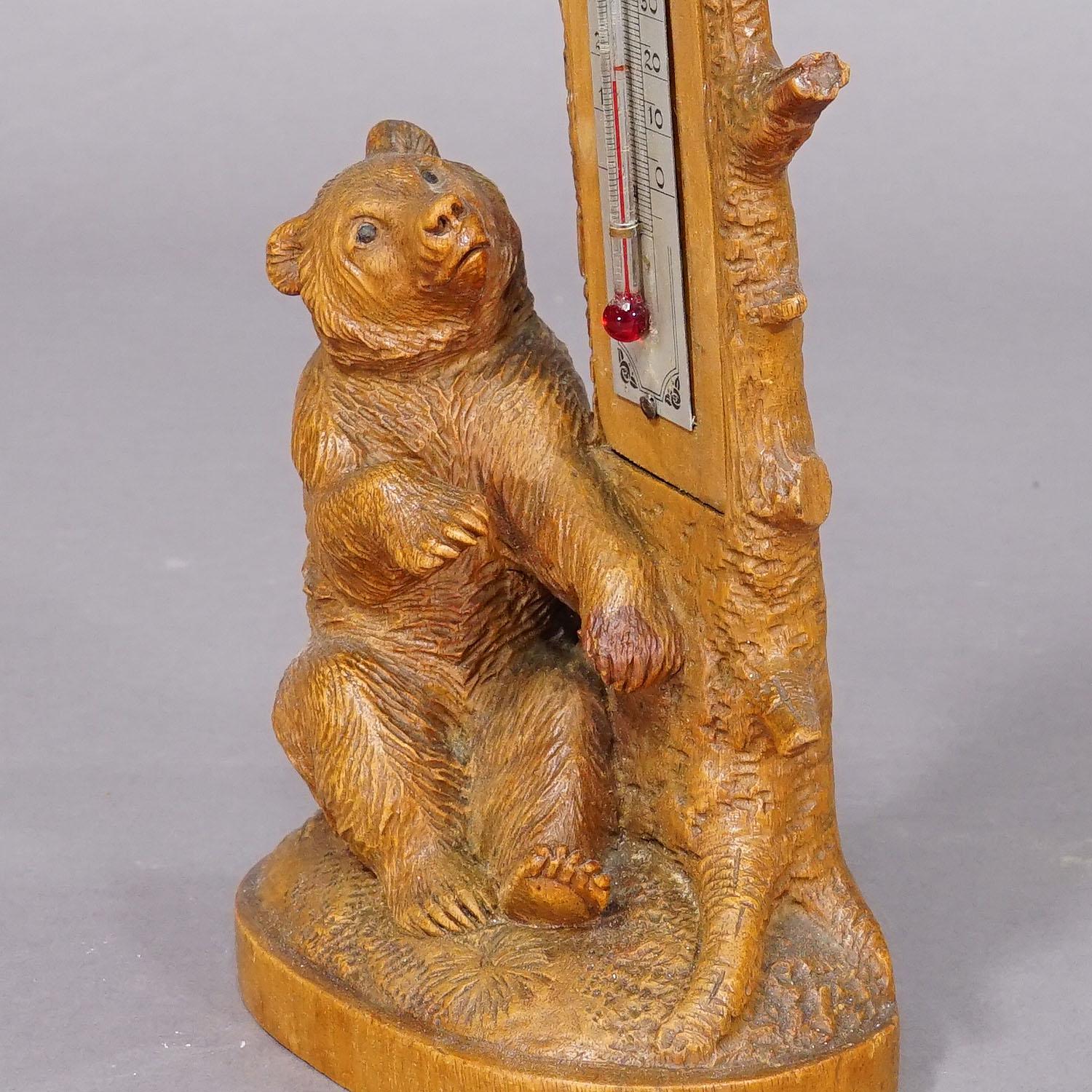 Termómetro de madera tallada Black Forest con oso Suizo en venta