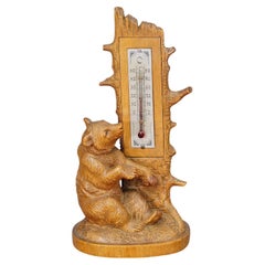 Ein holzgeschnitztes Black Forest Thermometer mit Bär