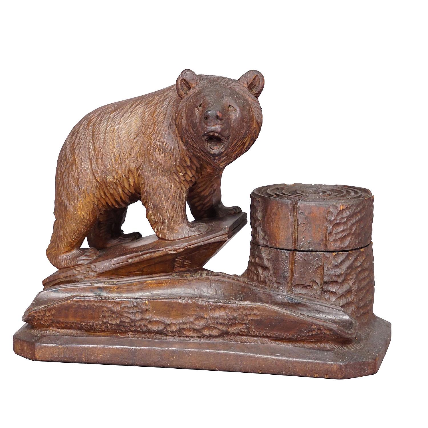 Juego de escritura de madera tallada Black Forest con oso

Un juego de escritorio de la Selva Negra finamente tallado con un oso de pie junto a una caja de madera para tintero. También hay una bandeja para bolígrafos delante del oso. Un gran ejemplo