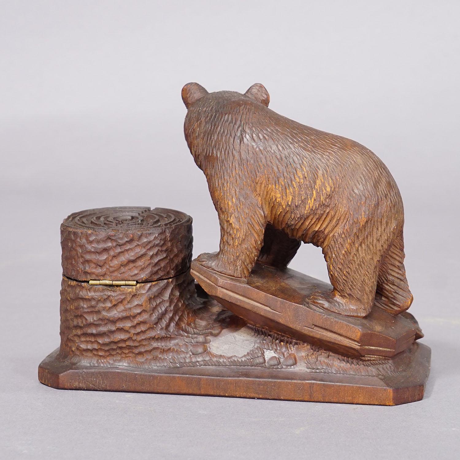 Juego de escritura de madera tallada Black Forest con oso Suizo en venta