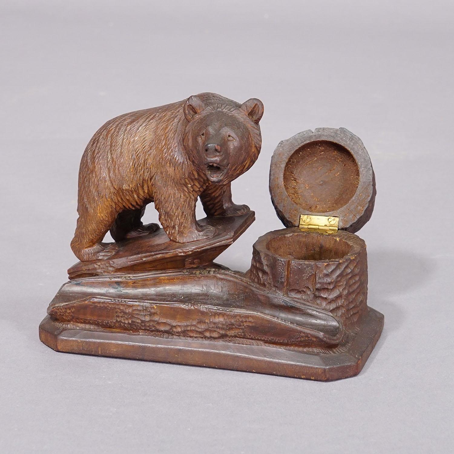 Juego de escritura de madera tallada Black Forest con oso Tallado en venta