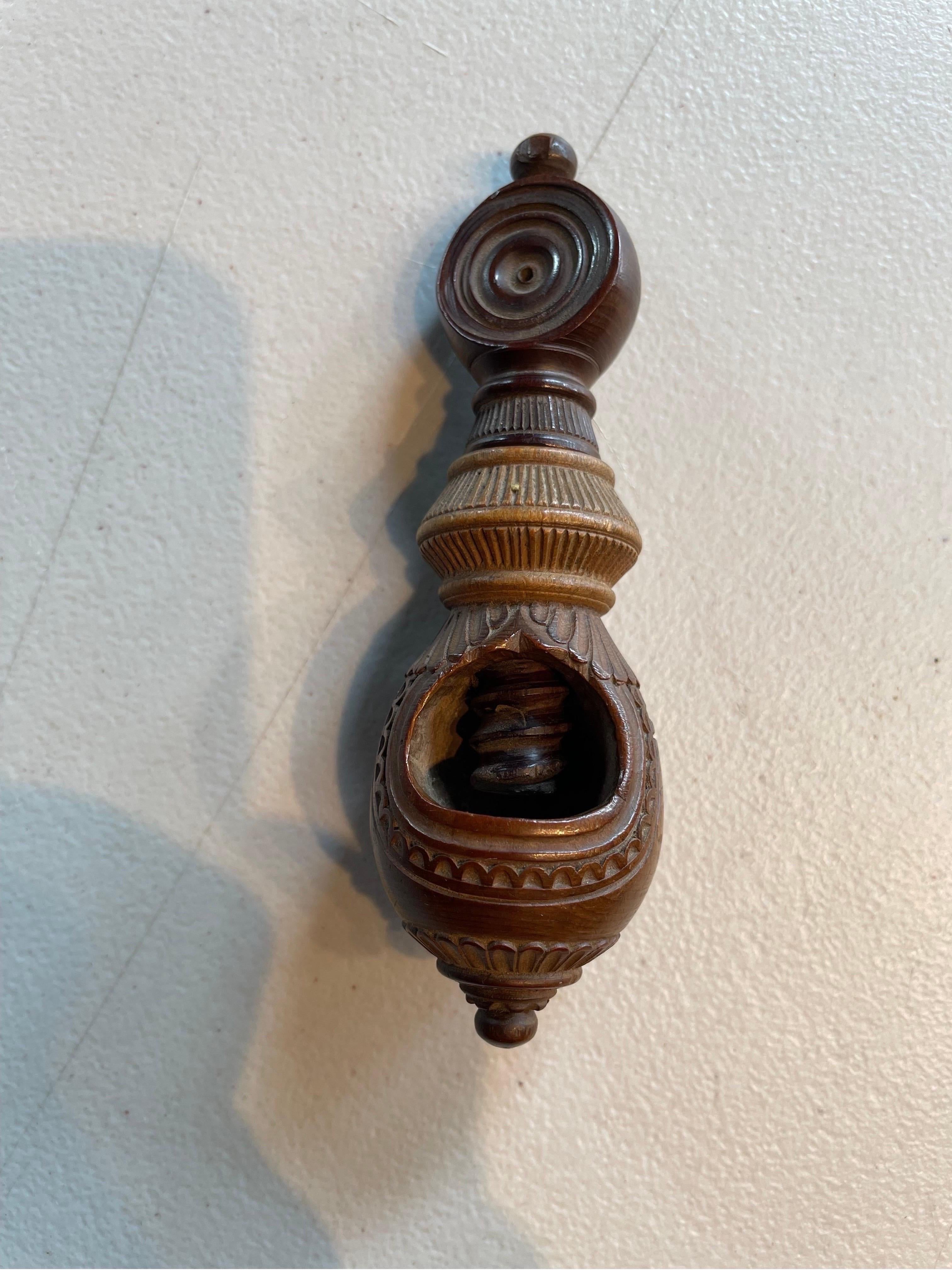 Ein geschnitzter Nussknacker aus Holz, 19. Jahrhundert

Abmessungen: Höhe: 12 cm Durchmesser: 4 cm.

Provenienz: Private Australian Collection'S.