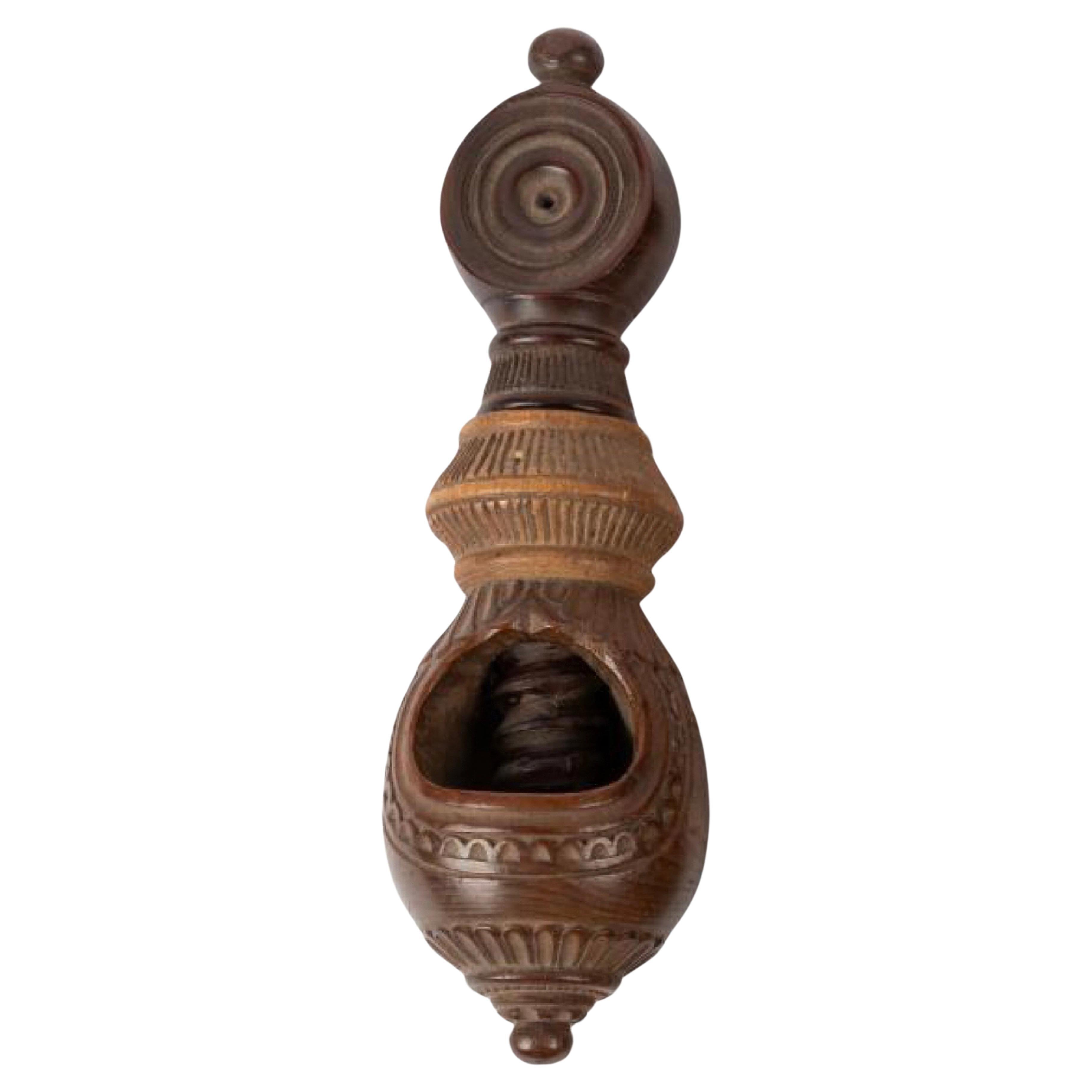Nutcracker en bois sculpté en forme de trèfle, 19ème siècle