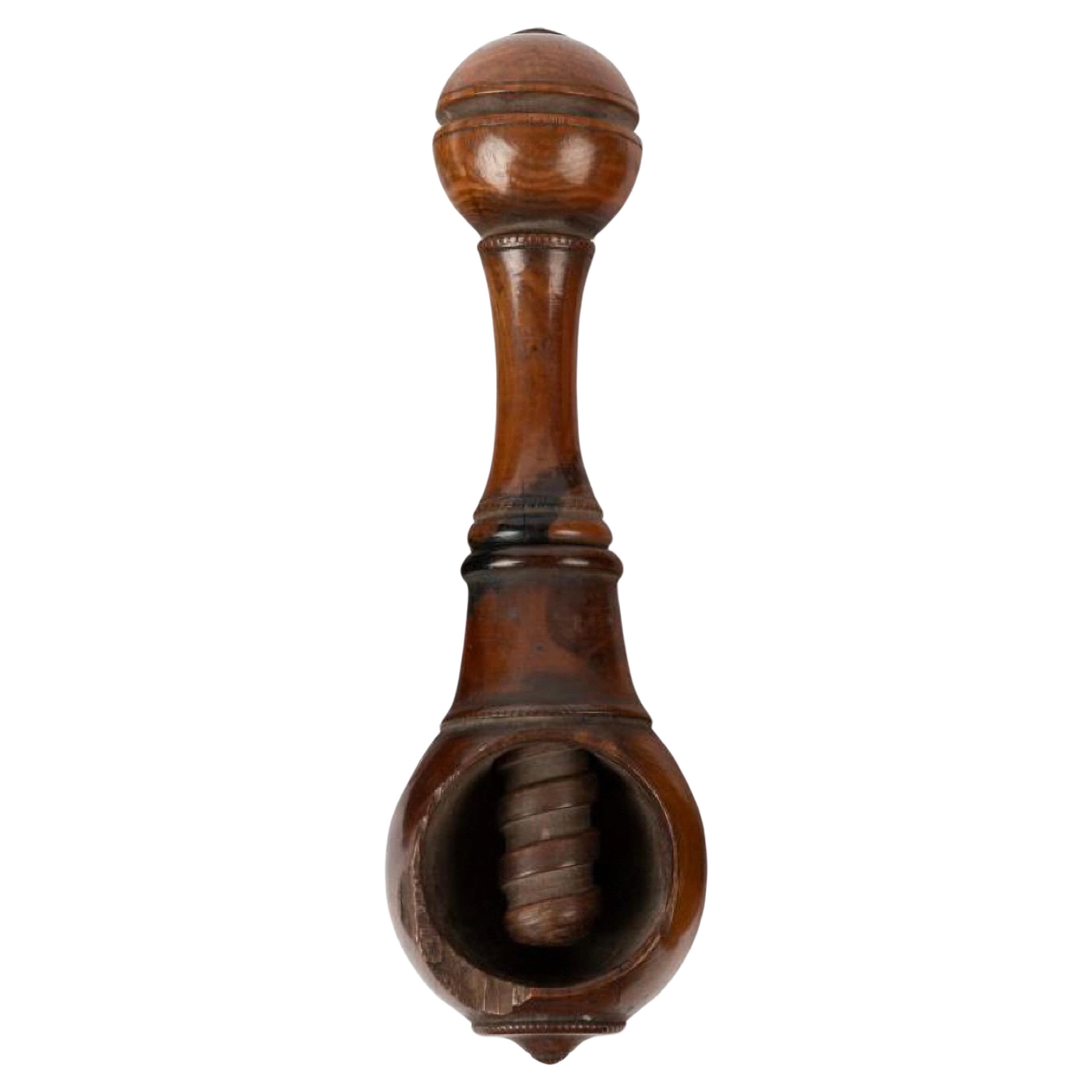 Nutcracker en bois sculpté en forme de trèfle, 19ème siècle