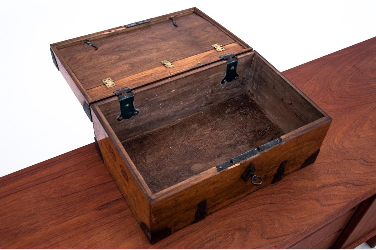 A historic casket from around 1910.

Dimensions: height 21 cm / width 45 cm / depth 28 cm.